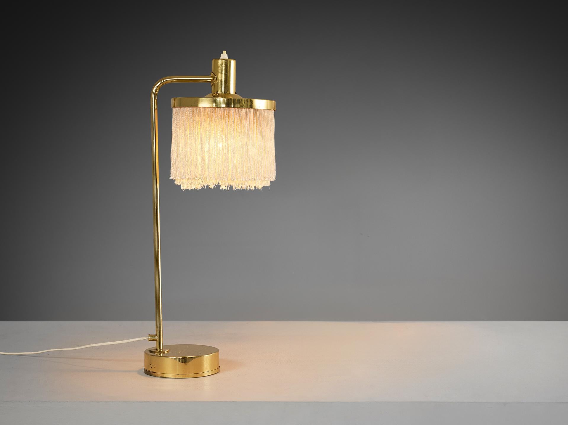 Hans-Agne Jakobsson pour Hans-Agne Jakobsson AB à Agnes, Suède, paire de lampes de table 'Fringe', modèle B-140, laiton, soie, Suède, années 1960 

Ces lampes de bureau extravagantes sont composées d'un élégant bras incurvé, qui accueille une