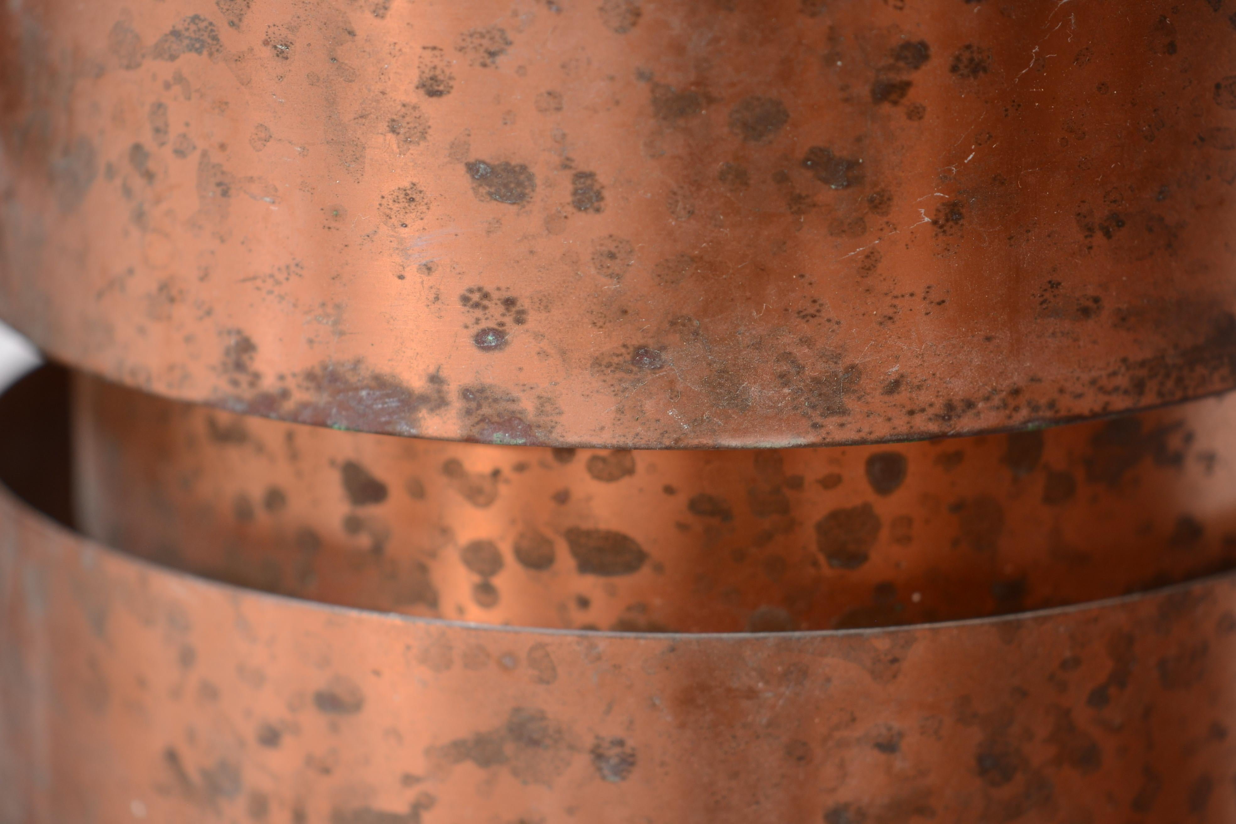 Hans Agne Jakobsson pair of Patinated Copper Wall Lamps, Sweden, 1960s In Good Condition For Sale In Forest, BE