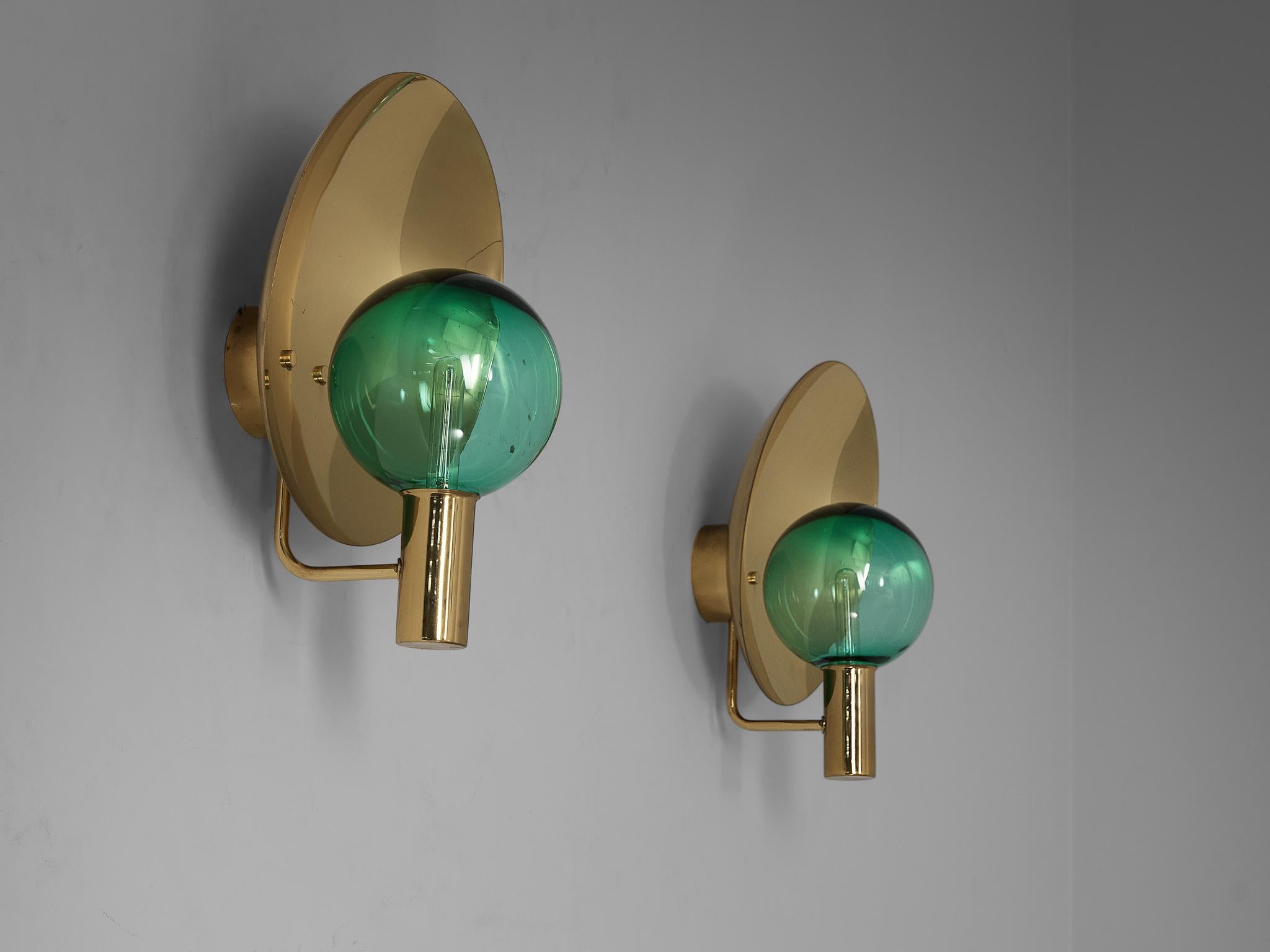 Hans-Agne Jakobsson Coppia di applique 'V-180' in ottone e vetro verde 3