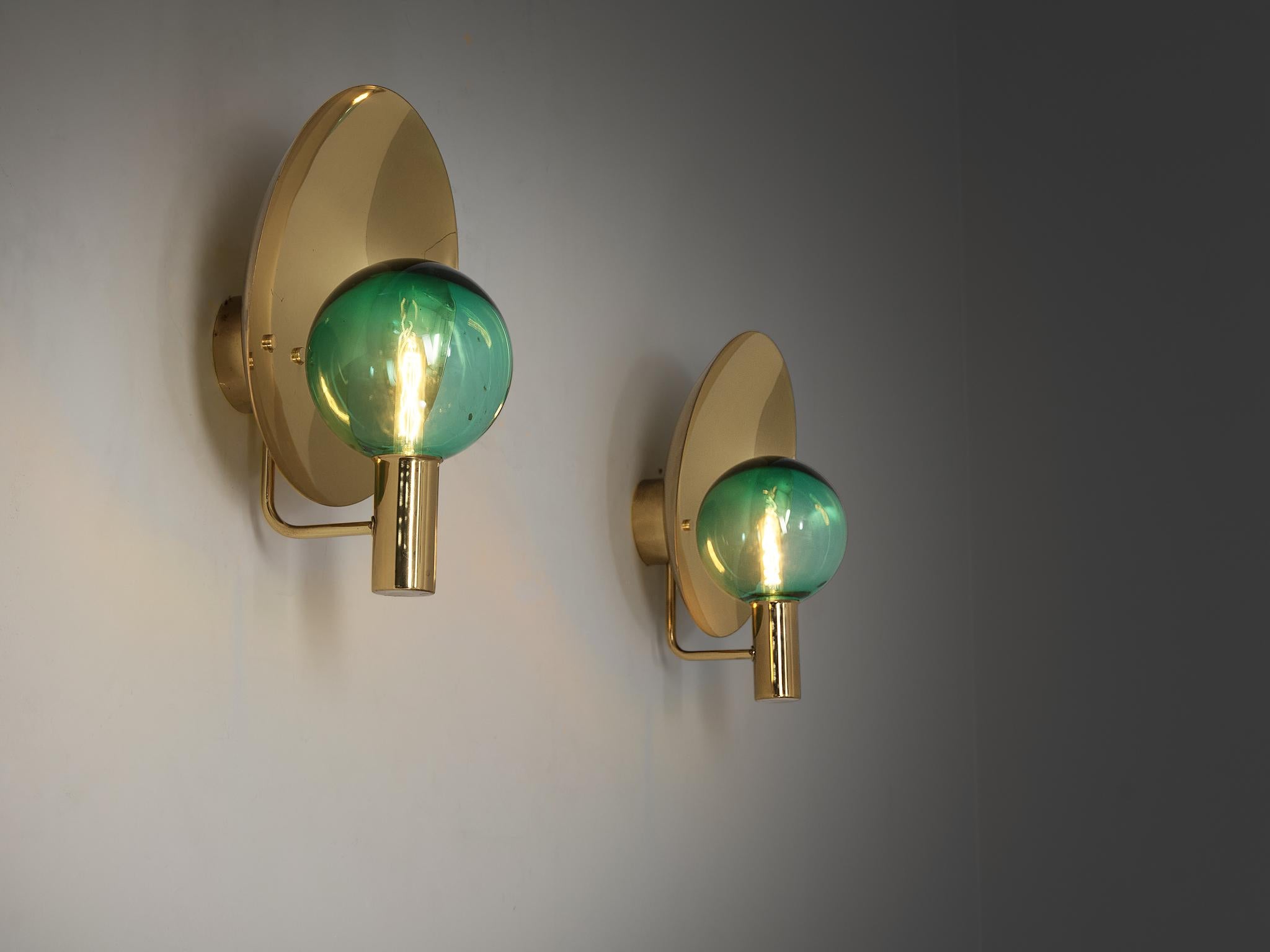 Hans-Agne Jakobsson per Hans-Agne Jakobsson AB in Markaryd, coppia di lampade da parete, modello 'V-180', ottone, vetro soffiato, Svezia, anni '60 

Questa raffinata coppia di applique, progettata dal rinomato designer svedese Hans-Agne Jakobsson,