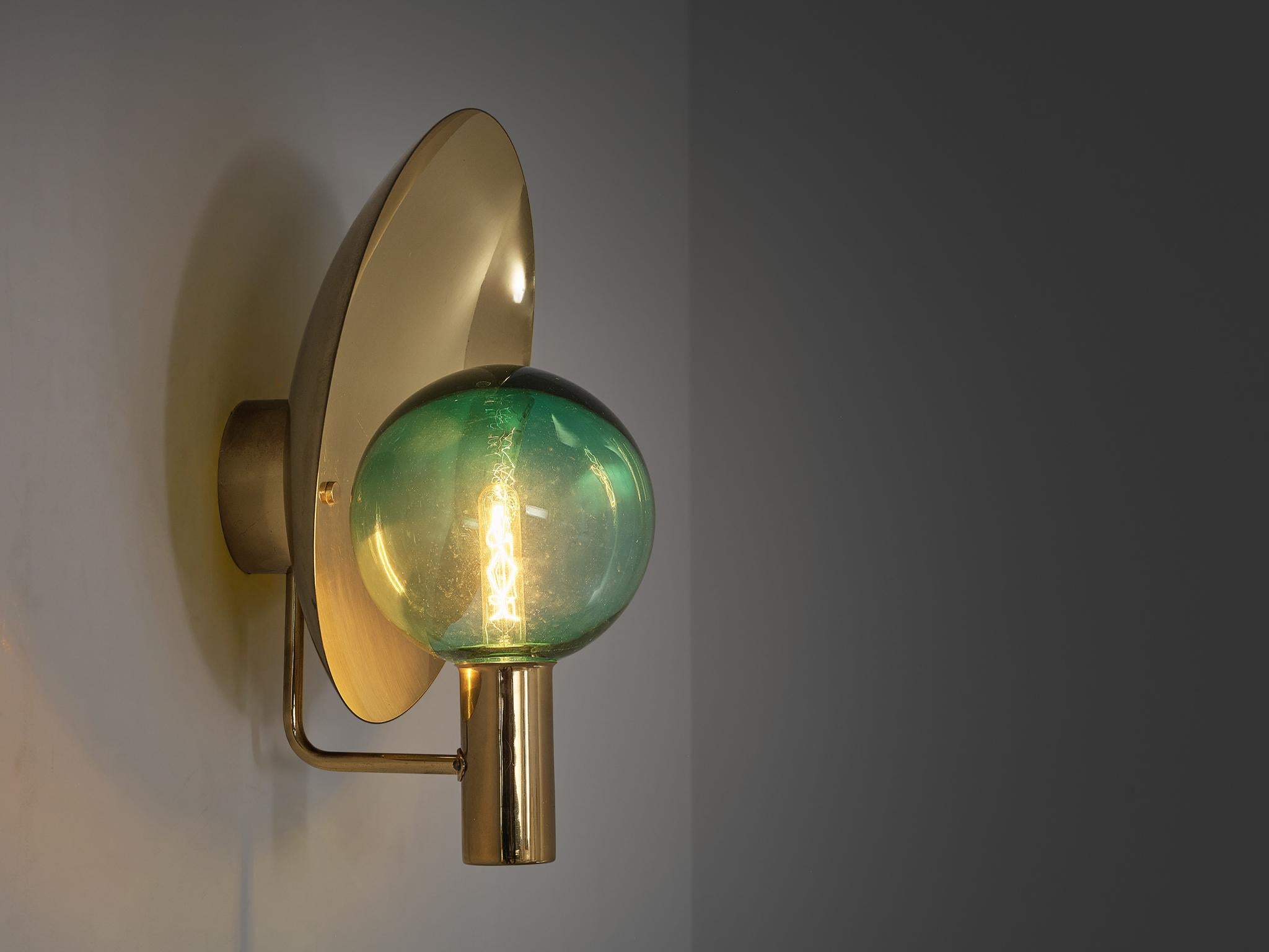 Scandinavo moderno Hans-Agne Jakobsson Coppia di applique 'V-180' in ottone e vetro verde