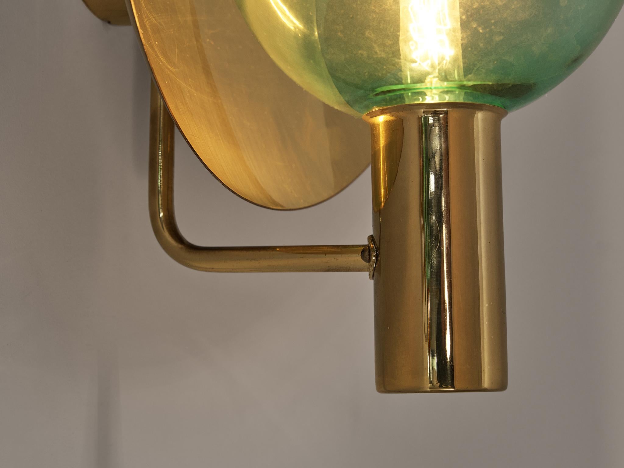 Svedese Hans-Agne Jakobsson Coppia di applique 'V-180' in ottone e vetro verde