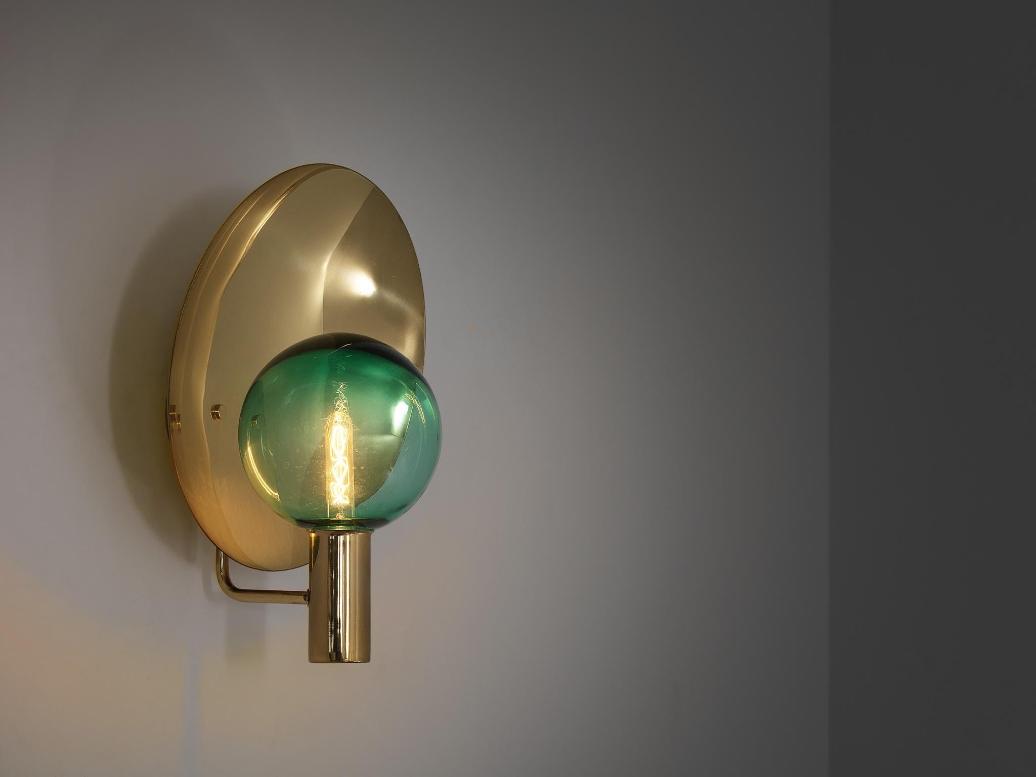 Metà XX secolo Hans-Agne Jakobsson Coppia di applique 'V-180' in ottone e vetro verde