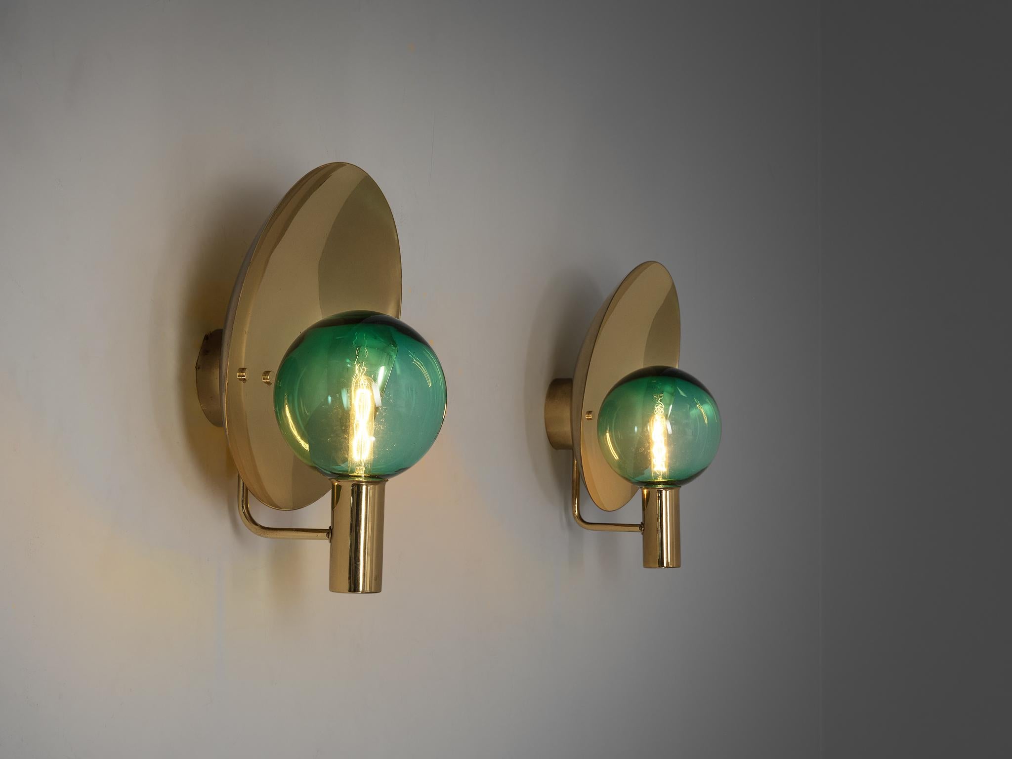 Ottone Hans-Agne Jakobsson Coppia di applique 'V-180' in ottone e vetro verde