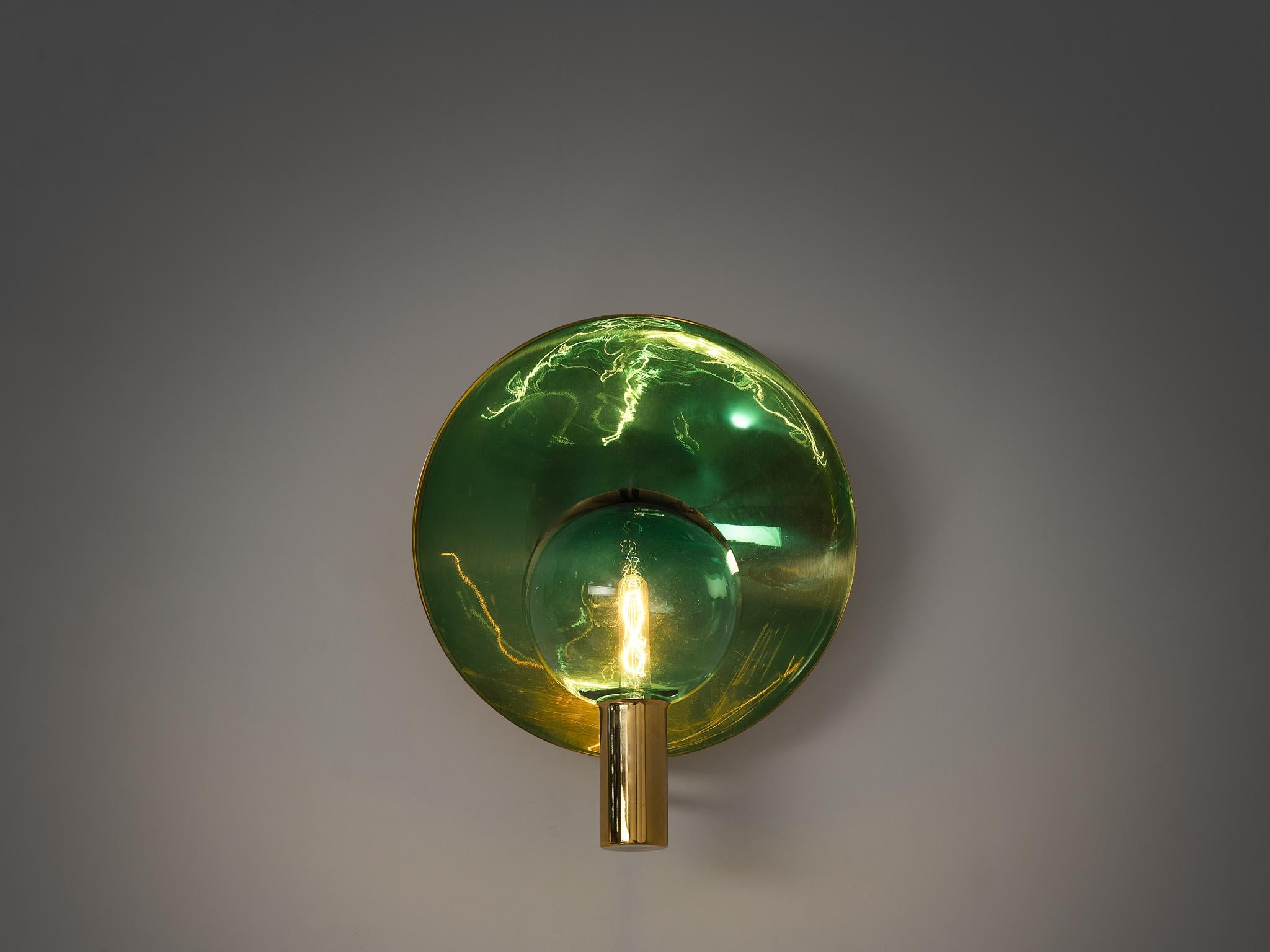 Hans-Agne Jakobsson Coppia di applique 'V-180' in ottone e vetro verde 1