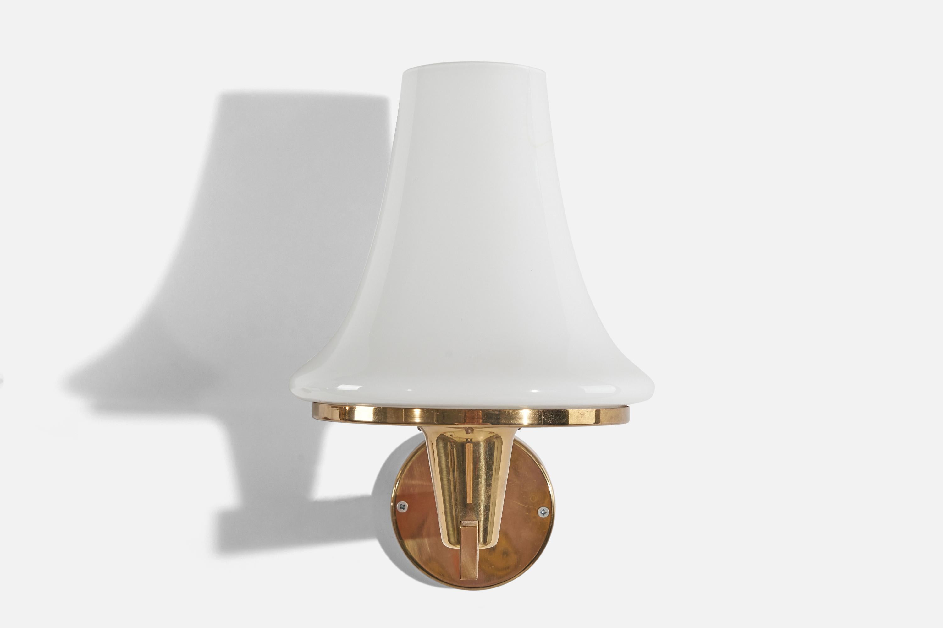 Hans-Agne Jakobsson, Pair of Wall Lights, Brass, Milk Glass, Sweden, c. 1960s In Good Condition For Sale In High Point, NC