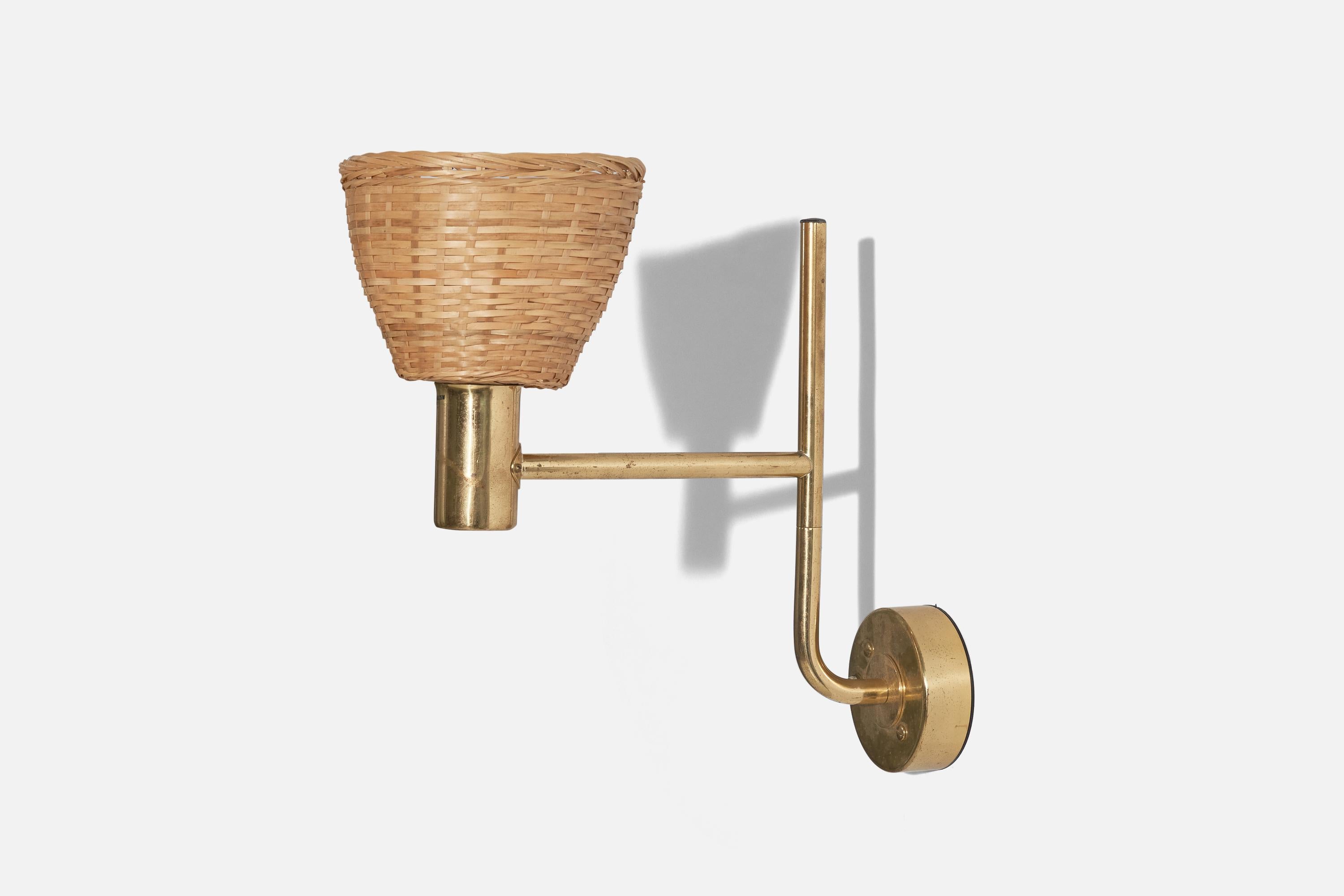 Metà XX secolo Hans-Agne Jakobsson, Coppia di applique, ottone, rattan, Svezia, 1960 ca. in vendita