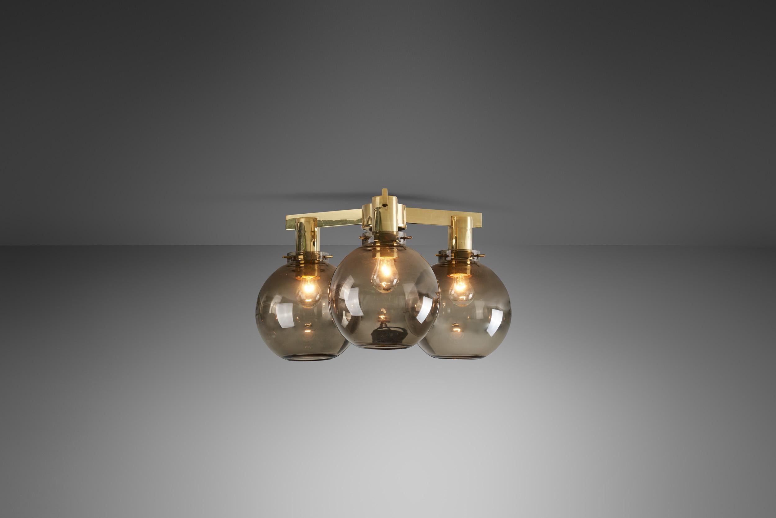Activo entre los años 50 y 70 -en la edad de oro del diseño escandinavo-, el decorador de interiores y diseñador de muebles sueco Hans-Agne Jakobsson es recordado sobre todo por sus lámparas que brillan suavemente y no deslumbran. 

La serie