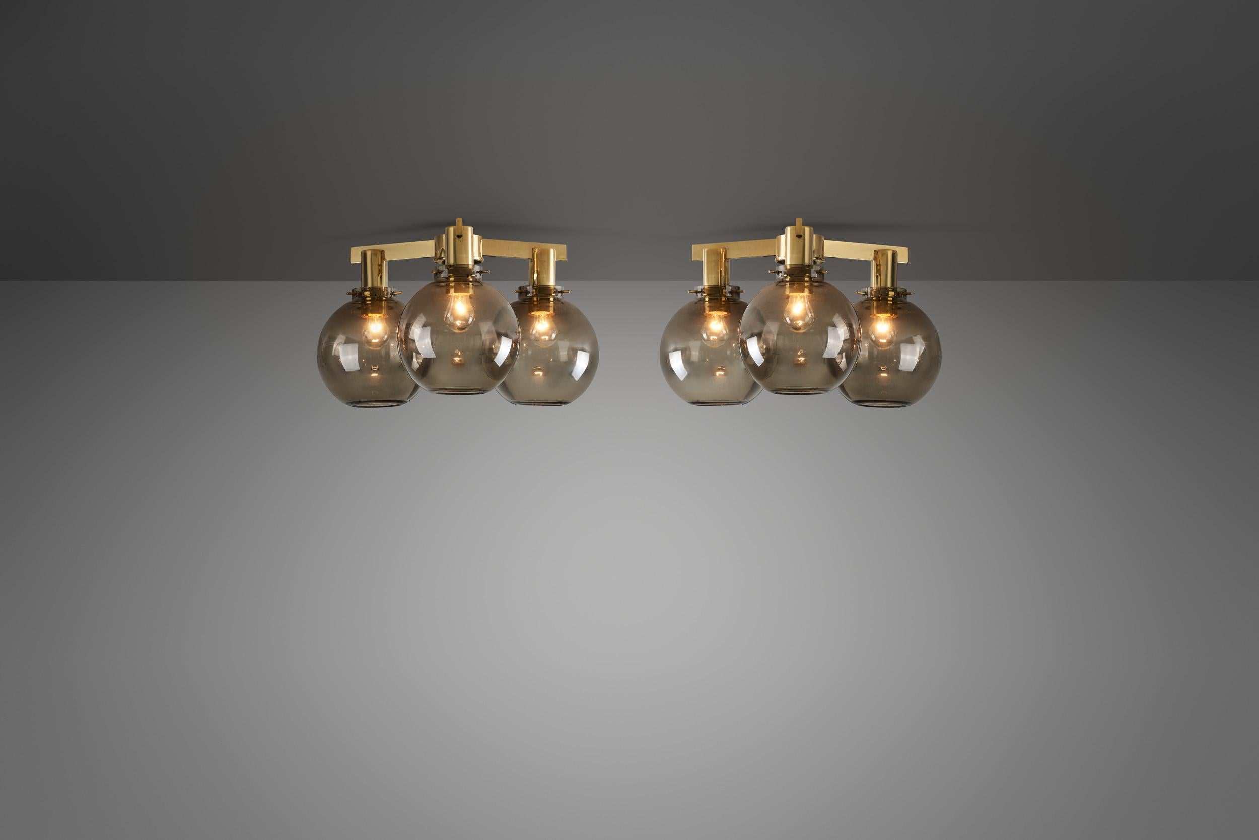 Attivo tra gli anni '50 e '70 - l'epoca d'oro del design scandinavo - il decoratore d'interni e designer di mobili svedese Hans-Agne Jakobsson è ricordato soprattutto per i suoi apparecchi di illuminazione a luce soffusa e priva di