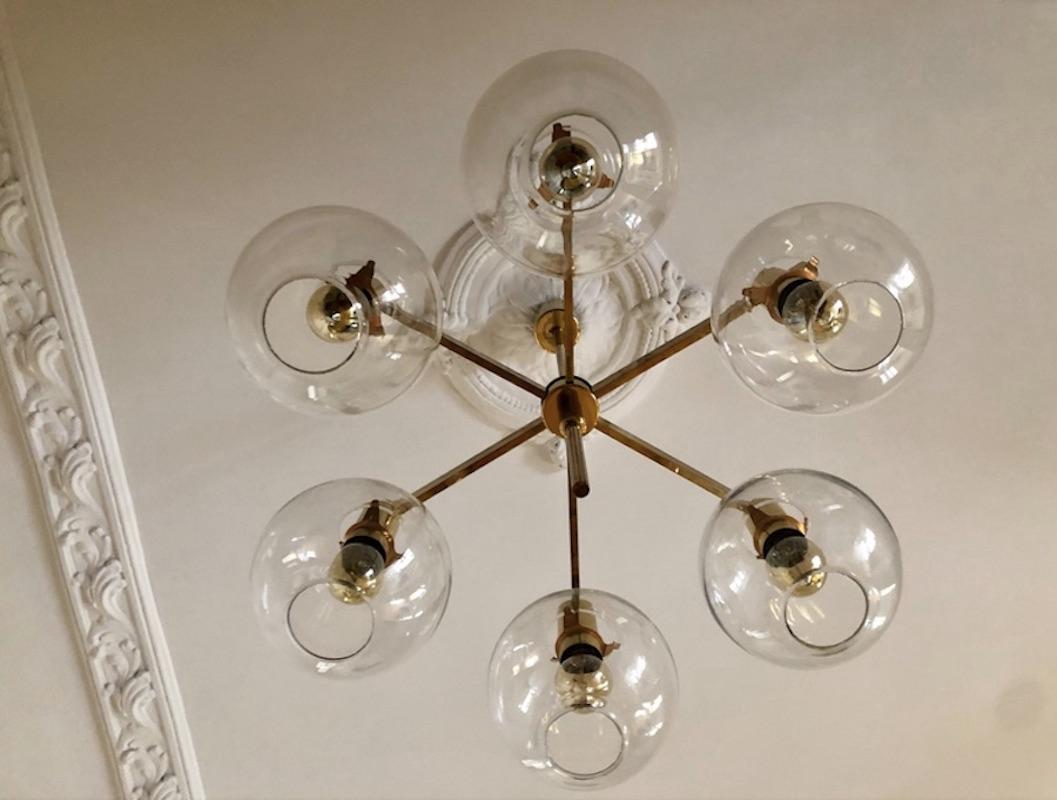 Hans-Agne Jakobsson 'Pastoral' Brass Chandelier with Six Light Globes In Good Condition For Sale In Madrid, ES