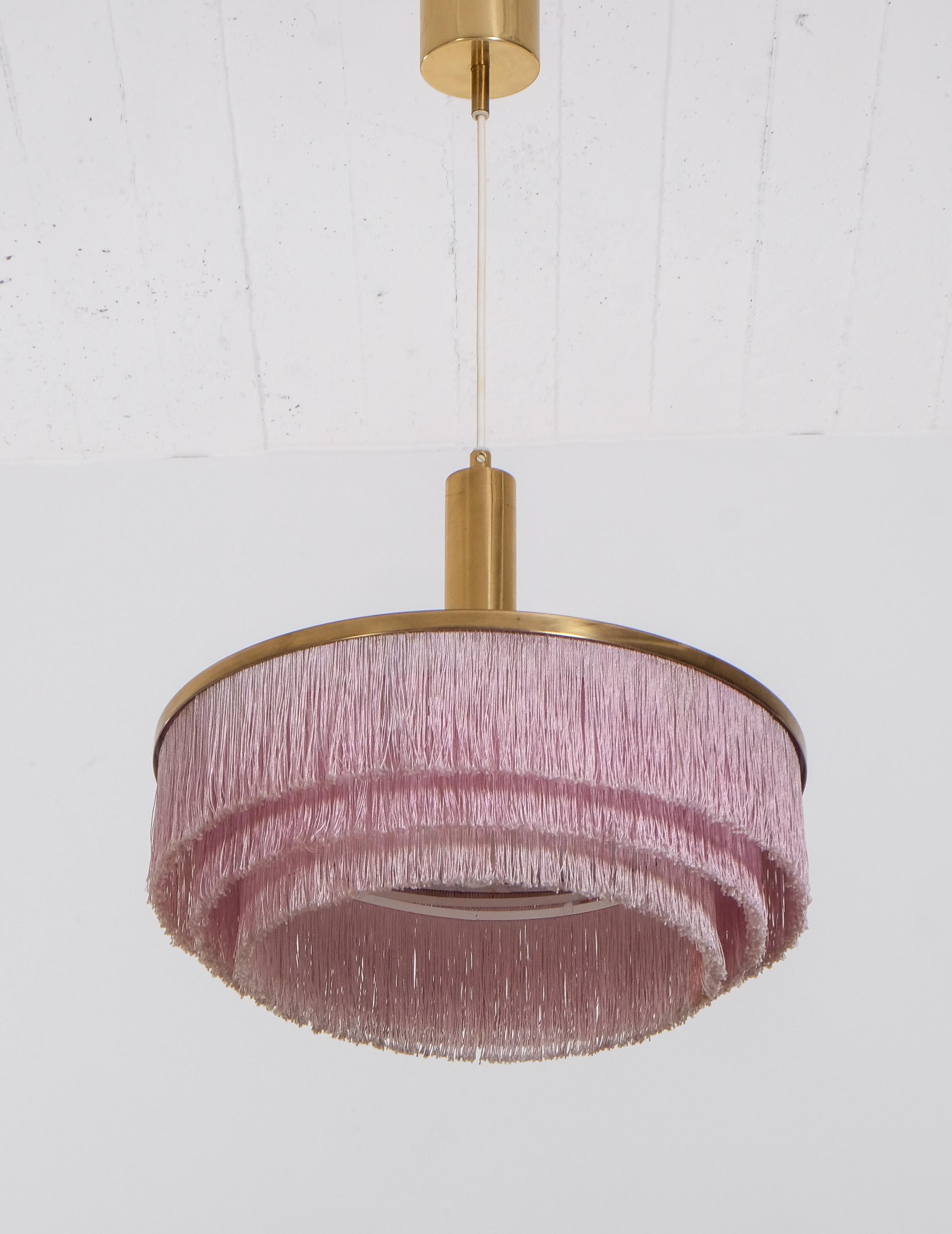 Ciondolo Hans-Agne Jakobsson con frange rosa/viola, anni '60.
Prodotto in Svezia da Hans-Agne Jakobsson AB a Markaryd, negli anni Sessanta.
Diametro: 40 cm

    
