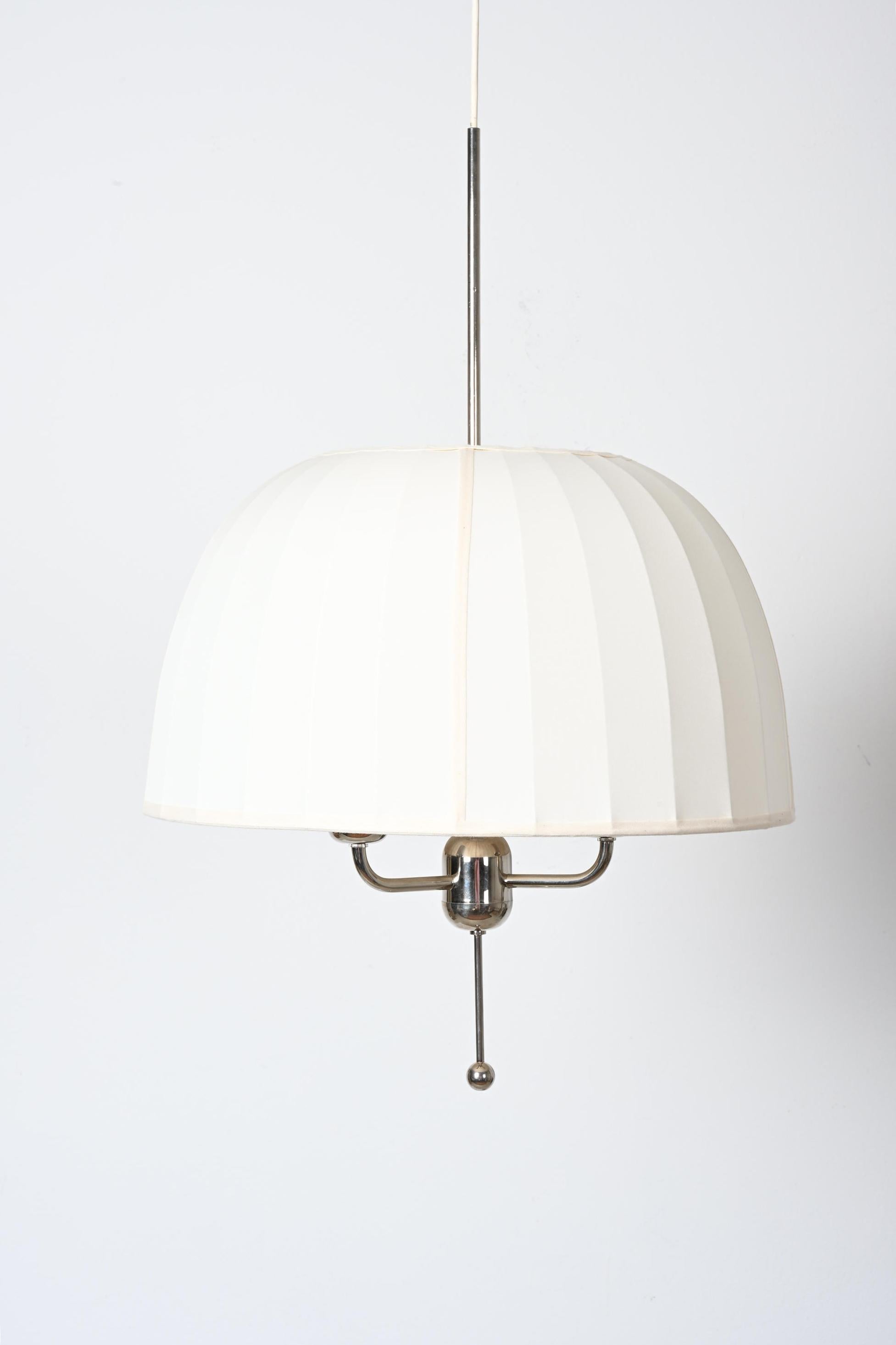 Raro pendente da soffitto con nuovo paralume in seta thailandese in tessuto bianco e crema su montatura in metallo laccato bianco. 
Modello Caroline T549/3 cromato progettato nel 1963 da Hans-Agne Jakobsson. La lampada e il paralume sono regolabili