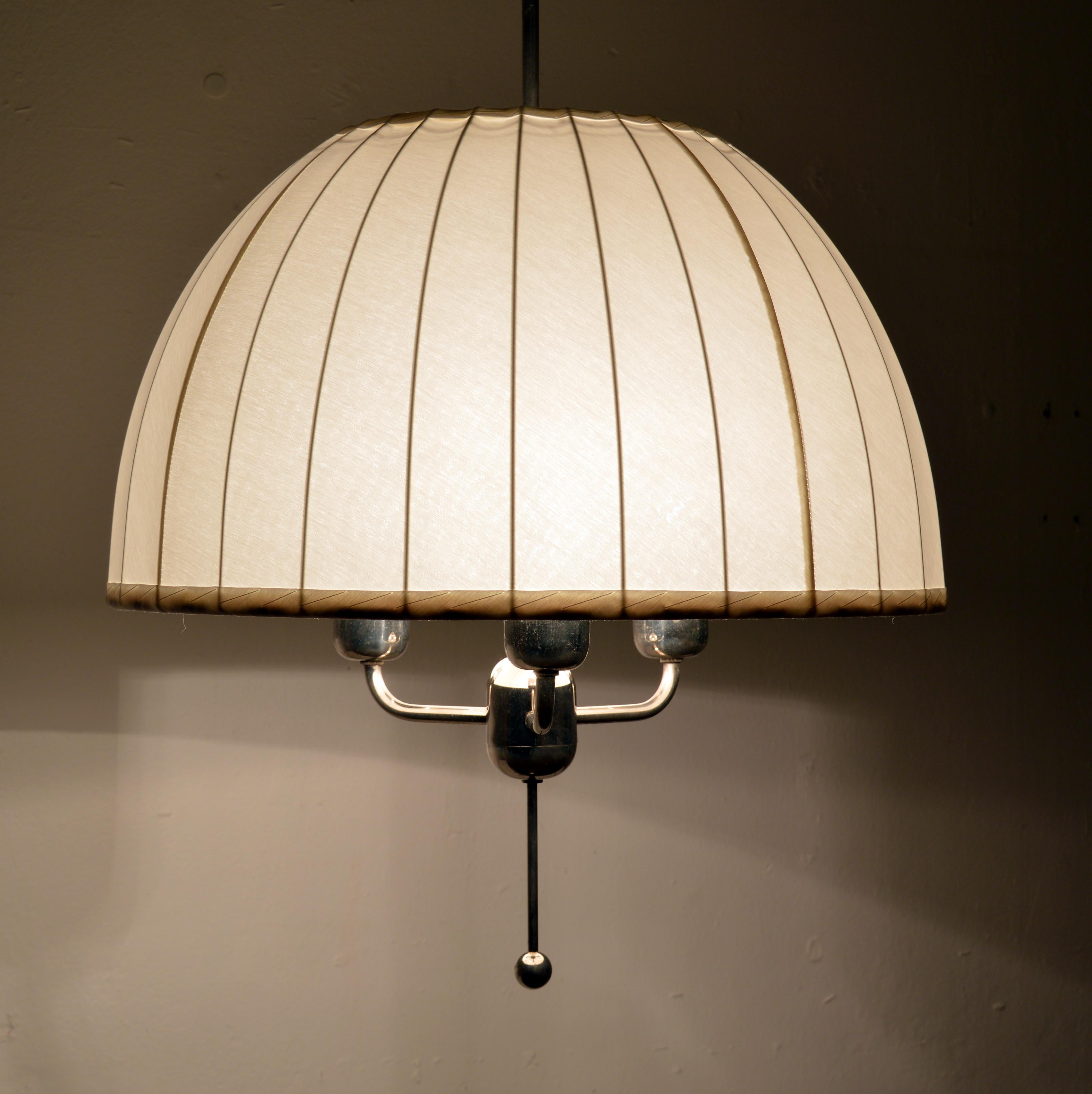 Merveilleuse lampe suspendue 'Caroline' modèle T549/3 conçue en 1963 par Hans-Agne Jakobsson pour sa propre entreprise à Markaryd, Suède. Un cadre nickelé avec un abat-jour d'origine nouvellement redressé dans un magnifique tissu de chintz blanc