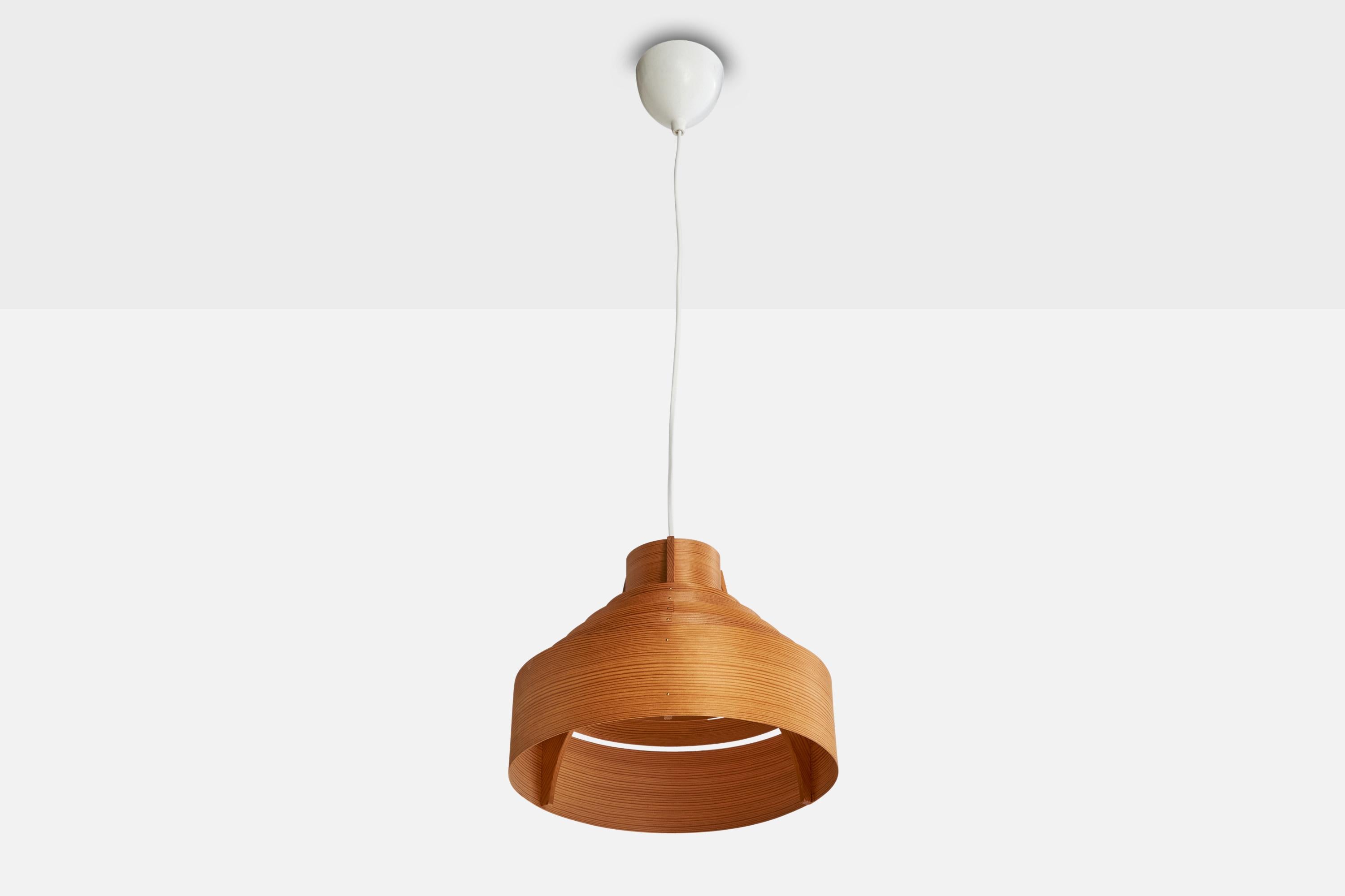 Lámpara colgante de chapa de pino moldeada, diseñada por Hans-Agne Jakobsson y producida por Elysett AB, Suecia, c. 1970.

Dimensiones totales (pulgadas): 33