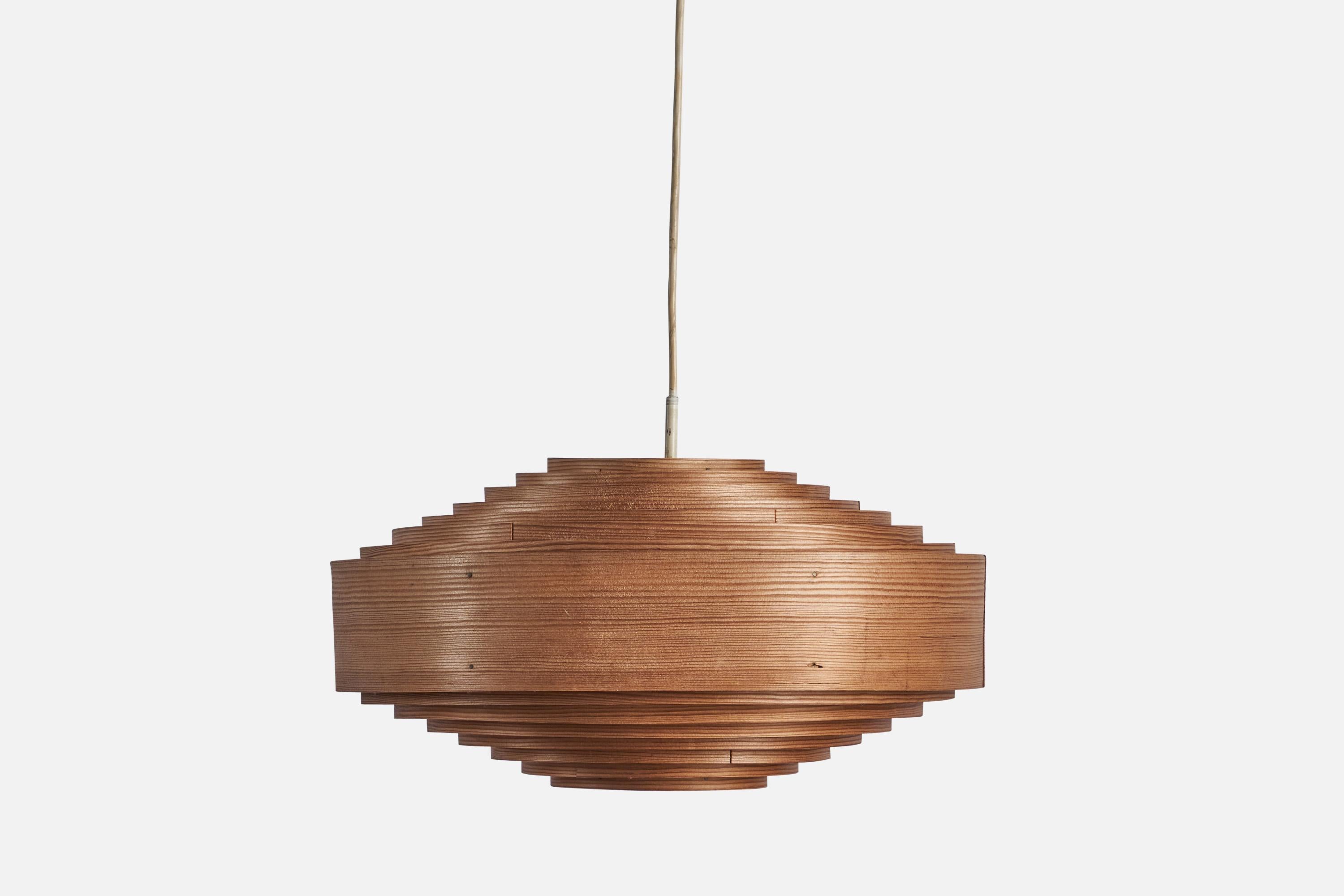 A moulded pine veneer pendant designed by Hans-Agne Jakobsson and produced by Elysett AB, Sweden, 1970s.

Overall Dimensions (inches): 10” H x 20” Diameter
Drop variable
Bulb Specifications: E-26 Bulb
Number of Sockets: 3
All lighting will be