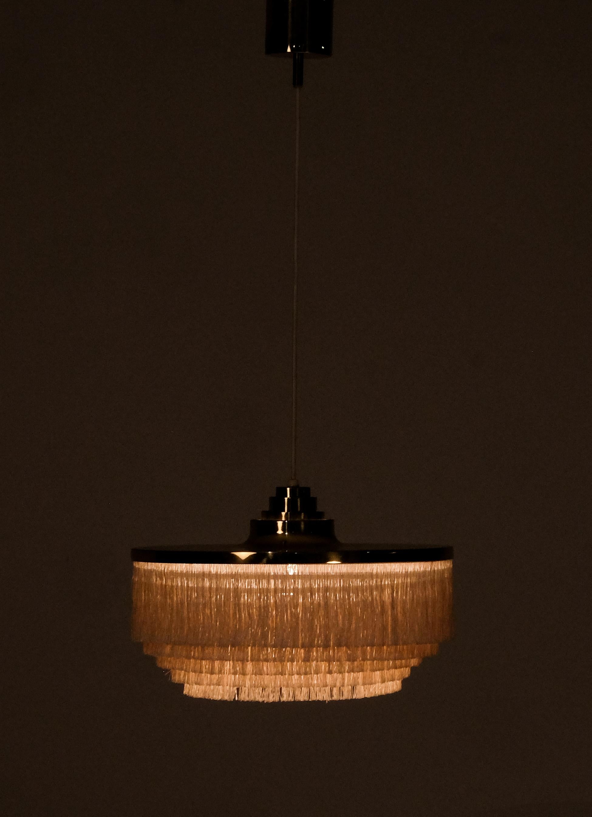 Hans-Agne Jakobsson T603 pendentif avec franges.
Produit en Suède par Hans-Agne Jakobsson AB à Markaryd, dans les années 1970.