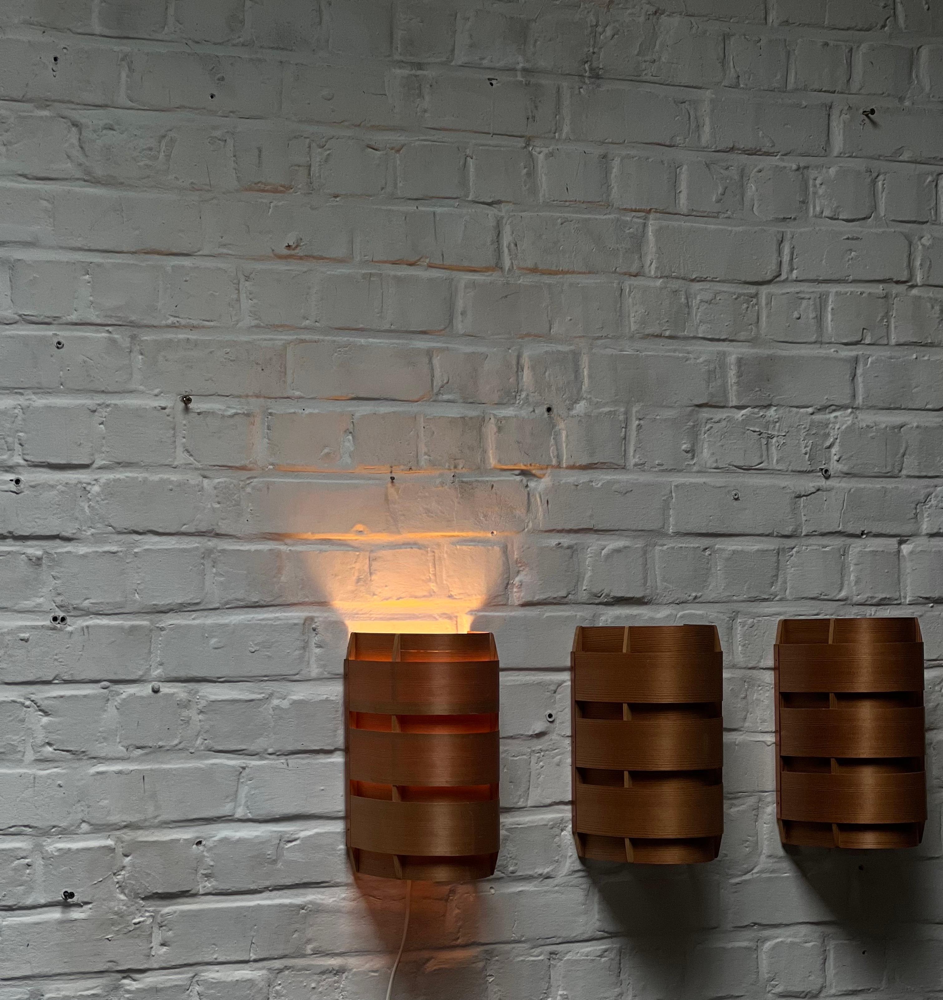 Fatto a mano Lampade da parete Hans Agne Jakobsson in pino e rame degli anni '60, set di 4. Luce calda in vendita