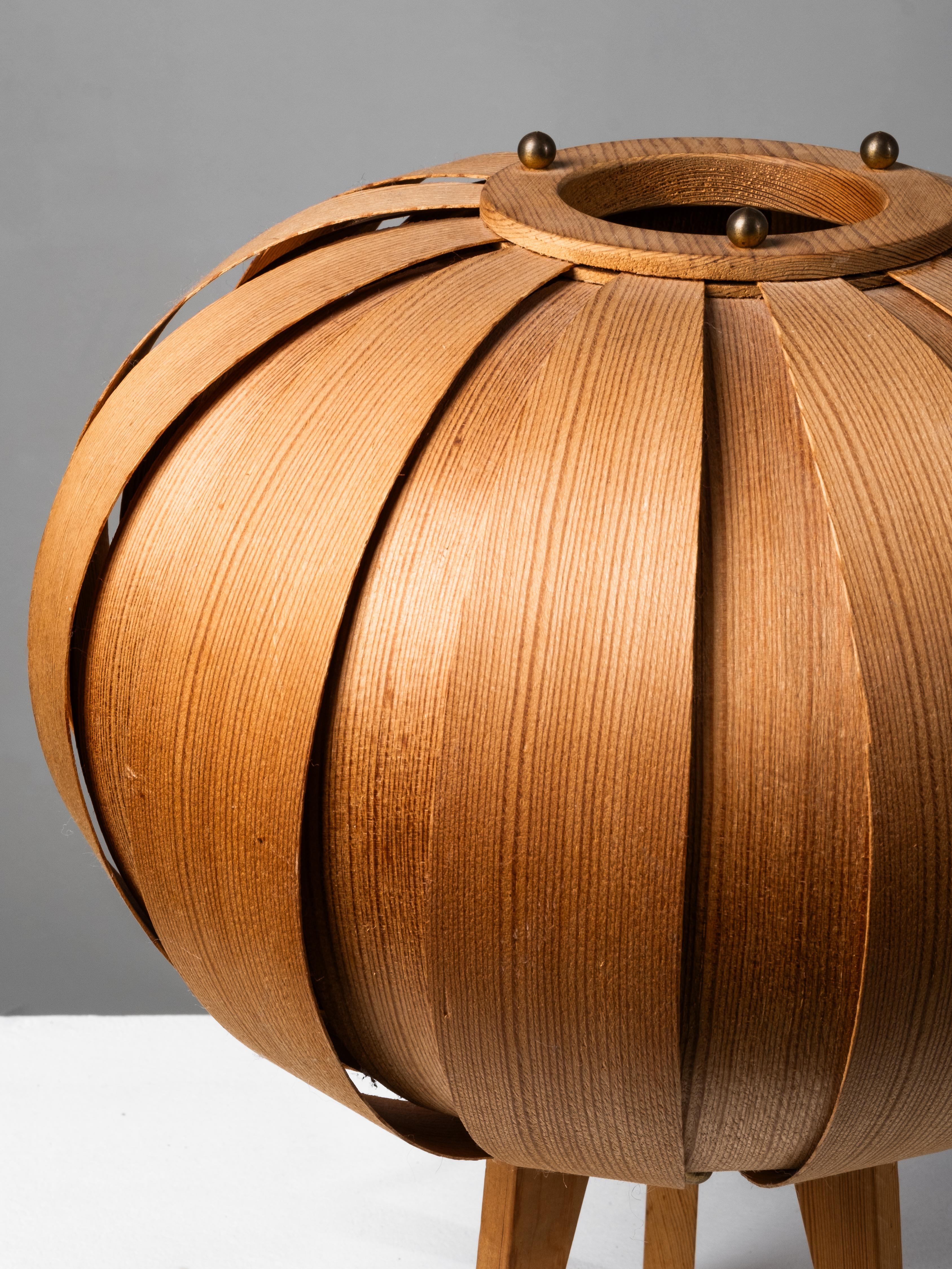 Hans-Agne Jakobsson Pine Bentwood Table Lamp for AB Ellysett, 1960s In Good Condition For Sale In Karis, Nyland