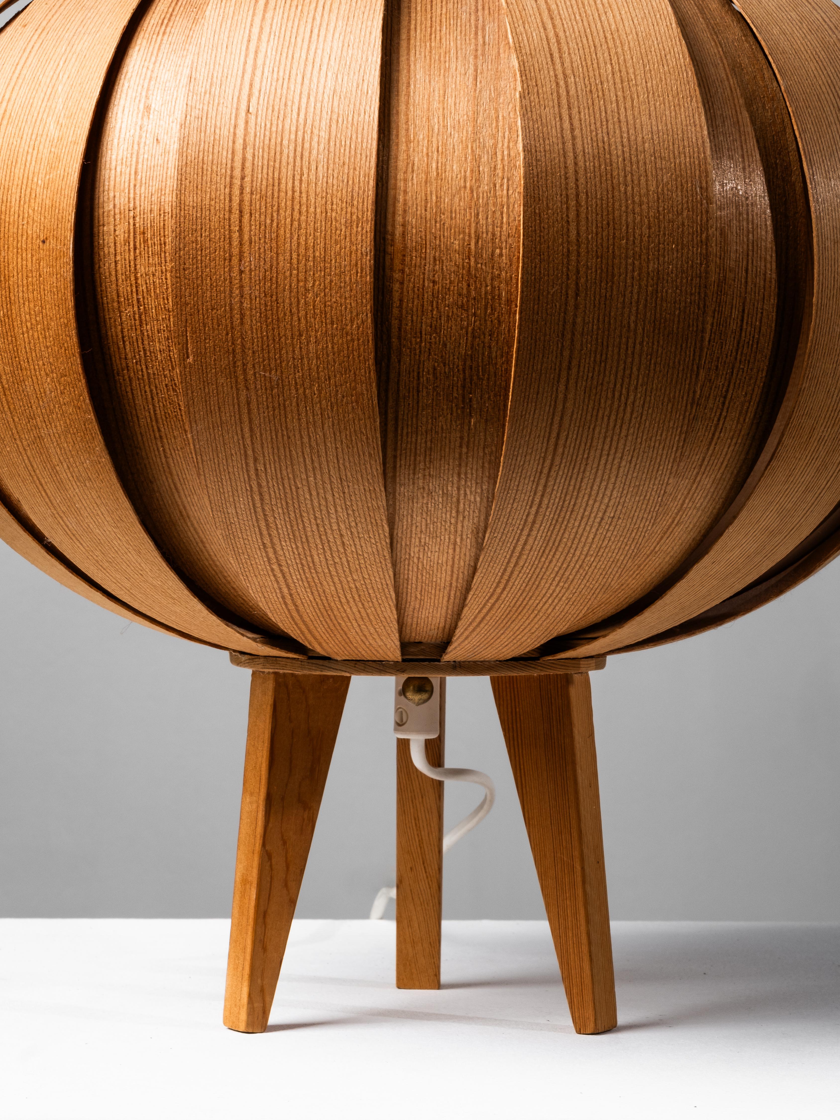 Mid-20th Century Hans-Agne Jakobsson Pine Bentwood Table Lamp for AB Ellysett, 1960s For Sale