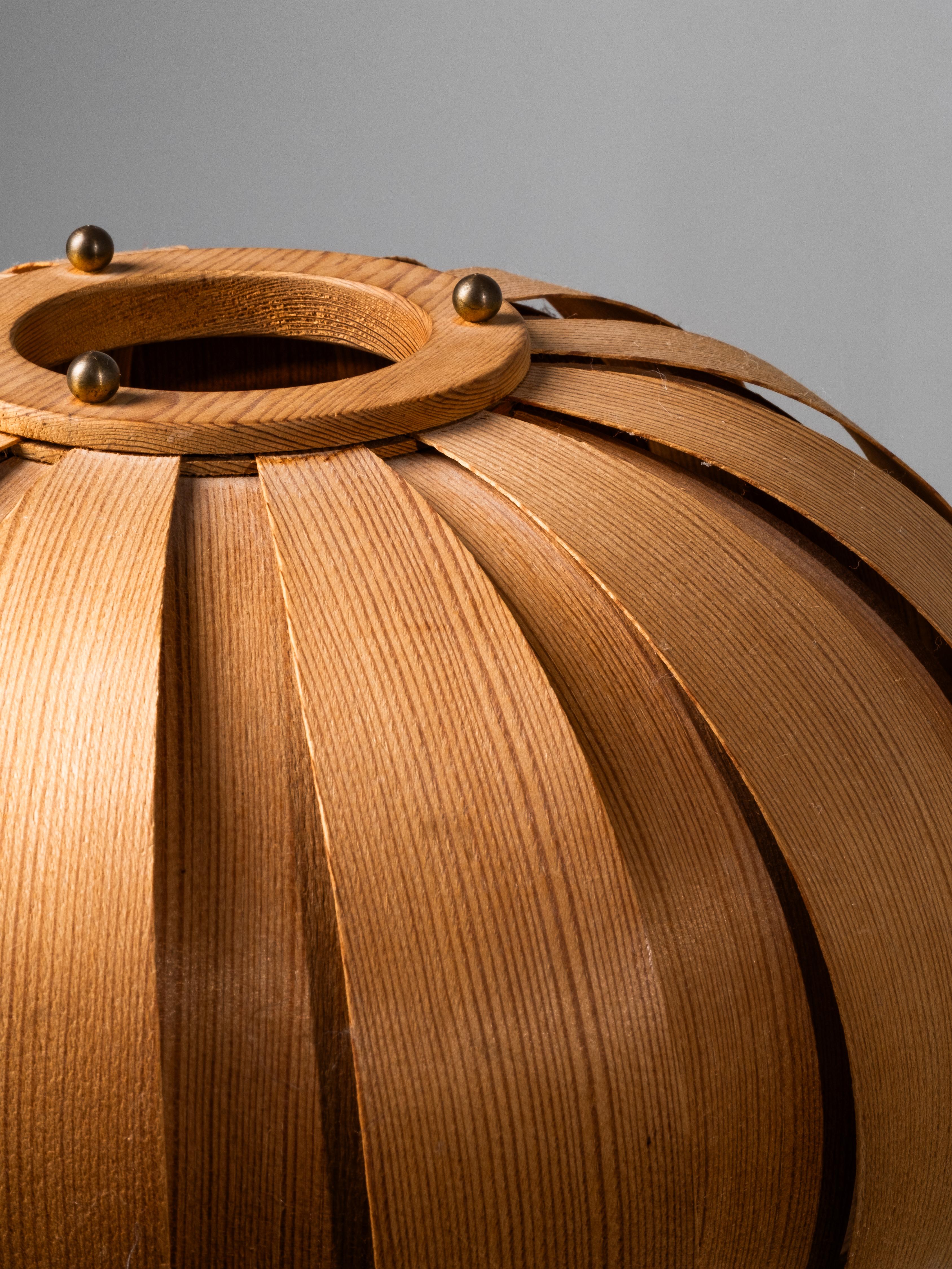 Brass Hans-Agne Jakobsson Pine Bentwood Table Lamp for AB Ellysett, 1960s For Sale