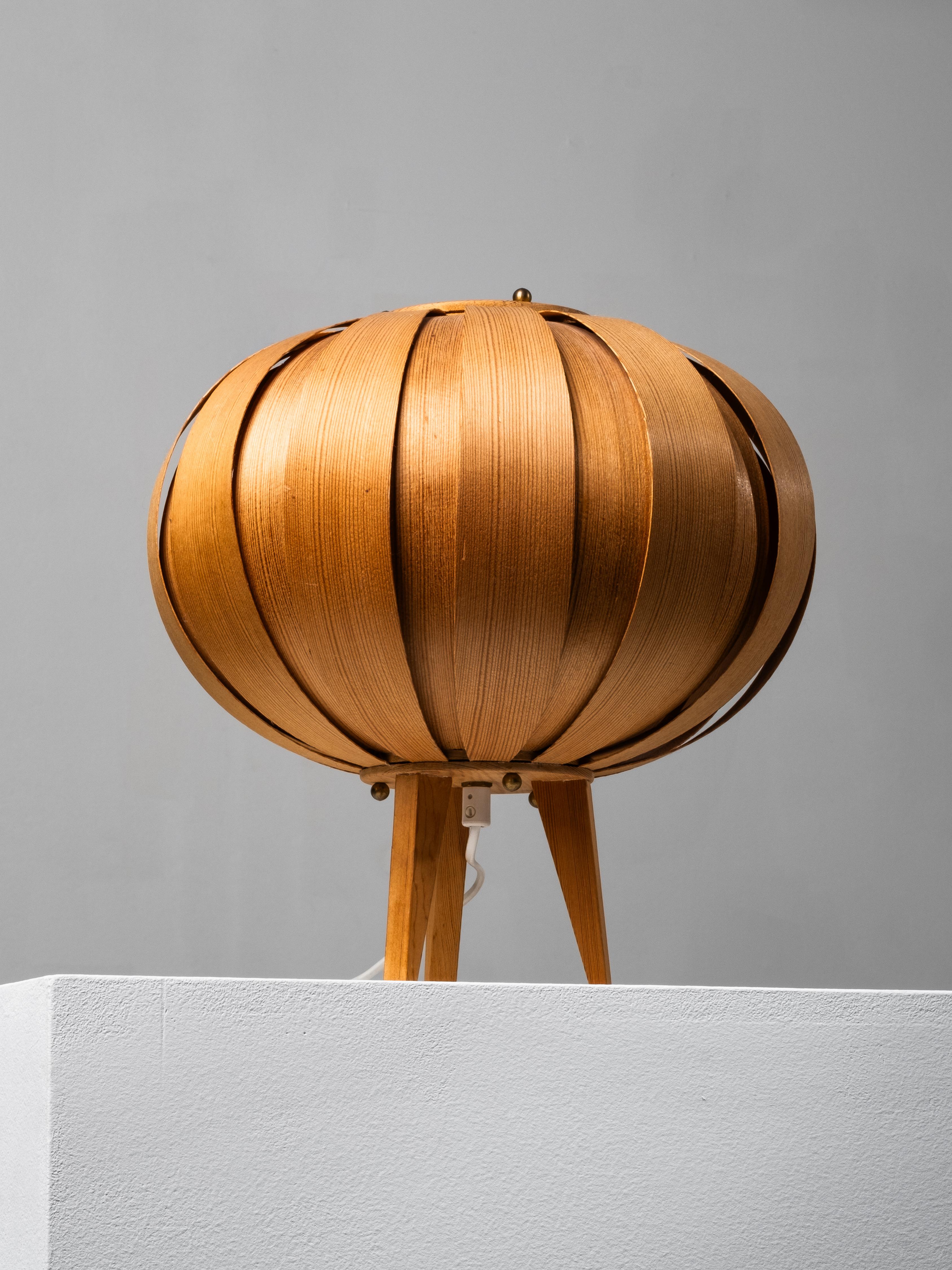 Hans-Agne Jakobsson Pine Bentwood Table Lamp for AB Ellysett, 1960s For Sale 2