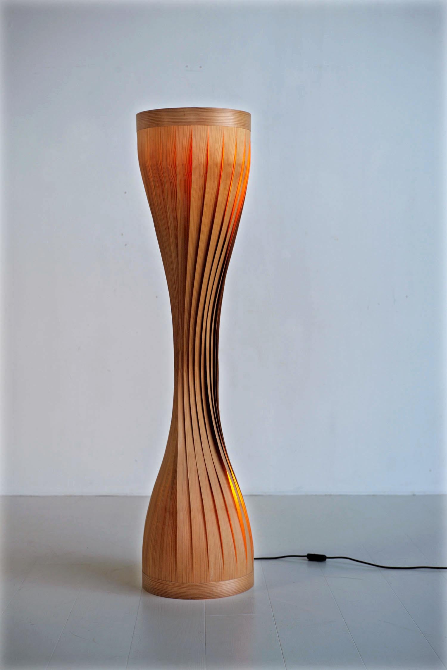 Hans-Agne Jakobsson (1919-2009), Lampadaire en lattes de pin pour l'usine d'Ellysett AB, Suède 1960. Doté de deux lumières, ce rare luminaire offre une lumière intime. Les lattes de pin forment un diabolo, jointes à la base et au sommet et reliées