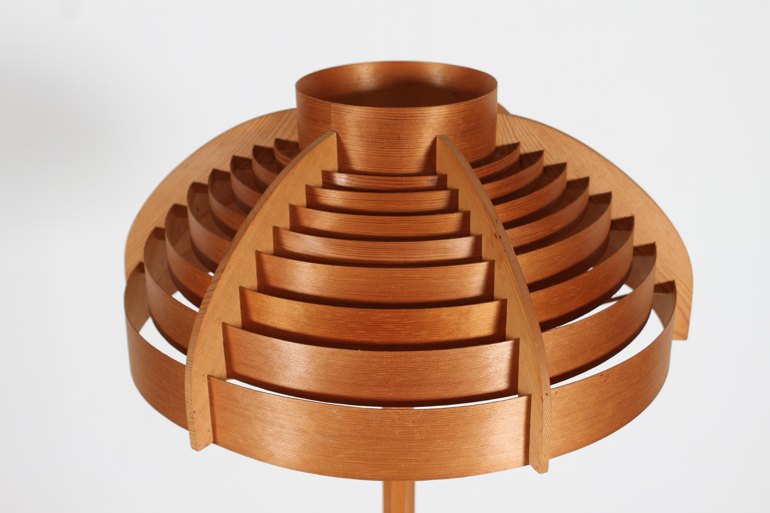 Scandinavo moderno Lampada da terra in legno di pino di Hans-Agne Jakobsson, Svezia anni '70 Base in metallo nero in vendita