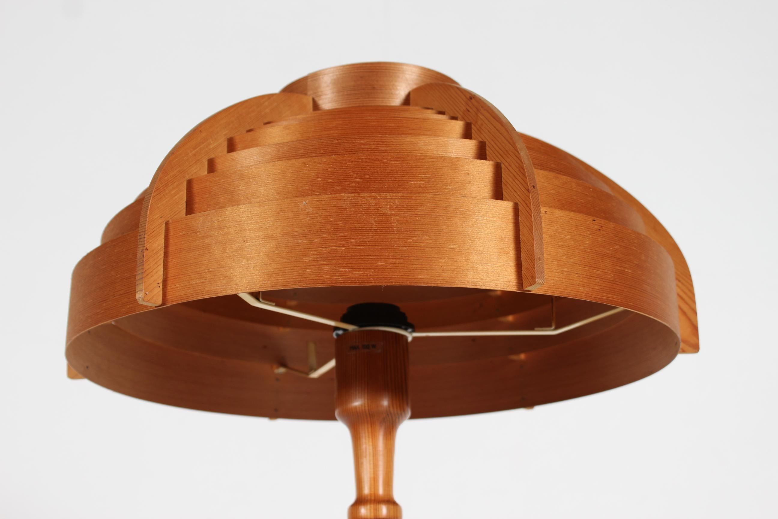 Svedese Lampada da terra in legno di pino di Hans-Agne Jakobsson, Svezia anni '70 Base in metallo nero in vendita