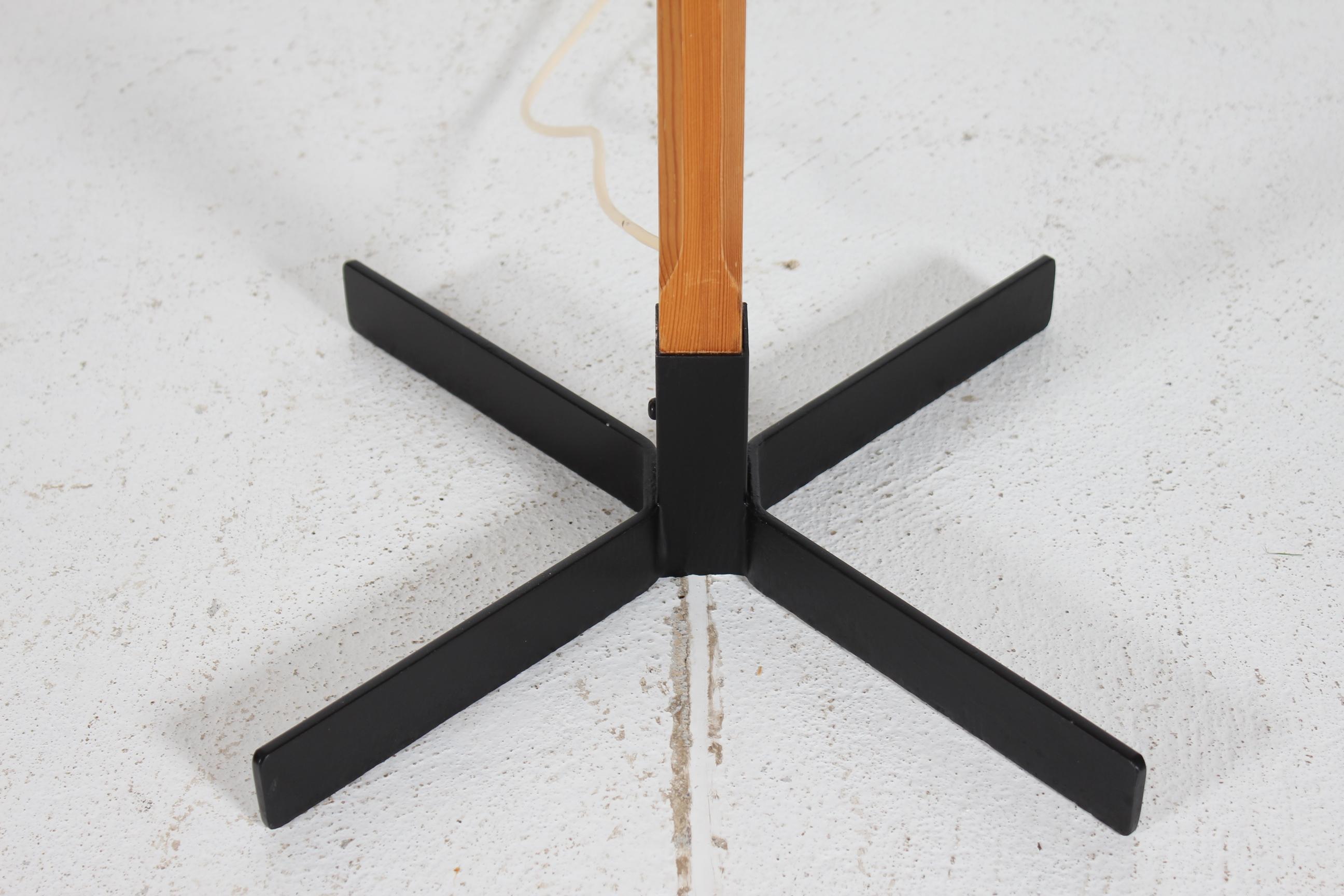 Laccato Lampada da terra in legno di pino di Hans-Agne Jakobsson, Svezia anni '70 Base in metallo nero in vendita