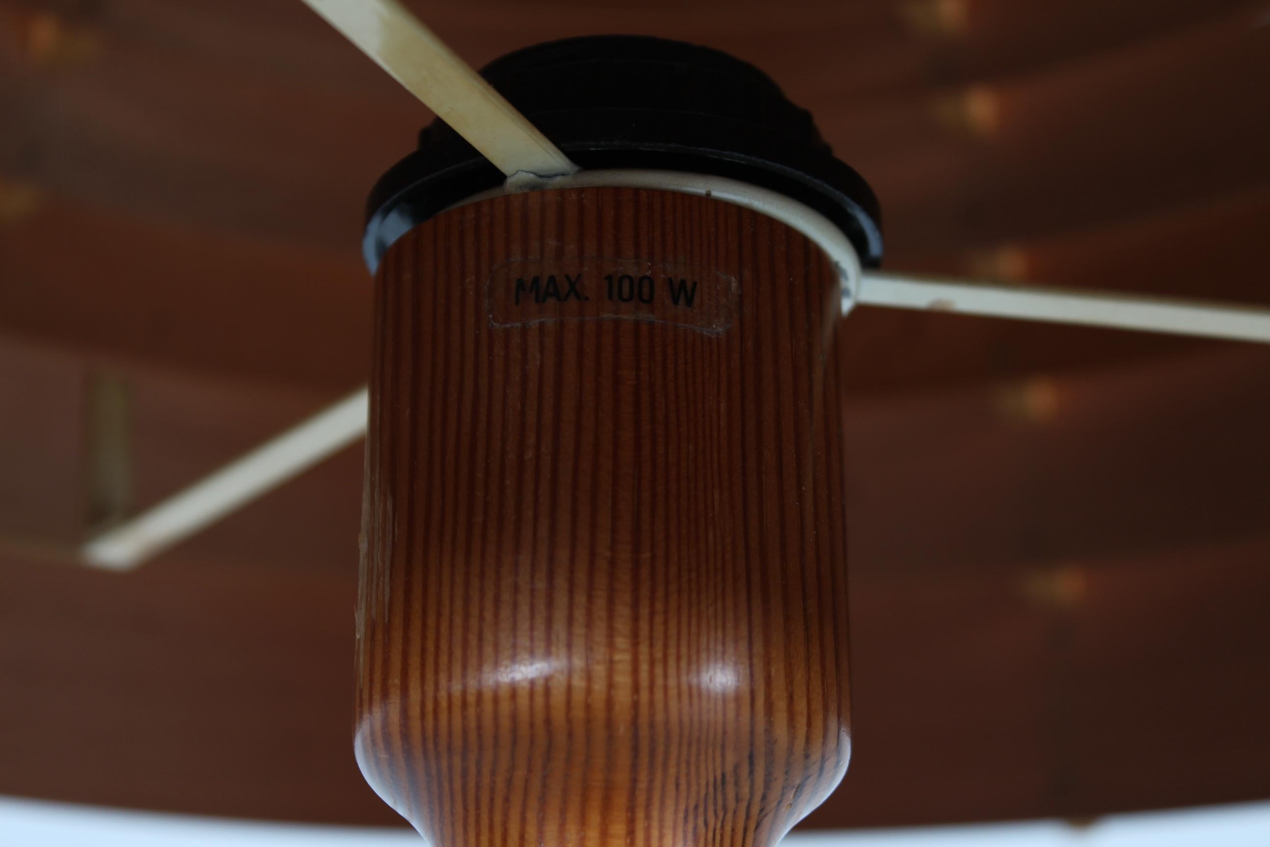 Lampada da terra in legno di pino di Hans-Agne Jakobsson, Svezia anni '70 Base in metallo nero In condizioni buone in vendita a Silkeborg, Silkeborg