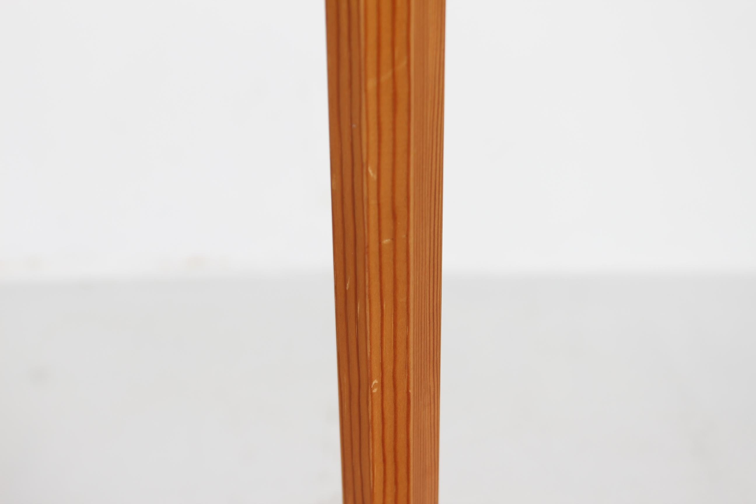 Metallo Lampada da terra in legno di pino di Hans-Agne Jakobsson, Svezia anni '70 Base in metallo nero in vendita