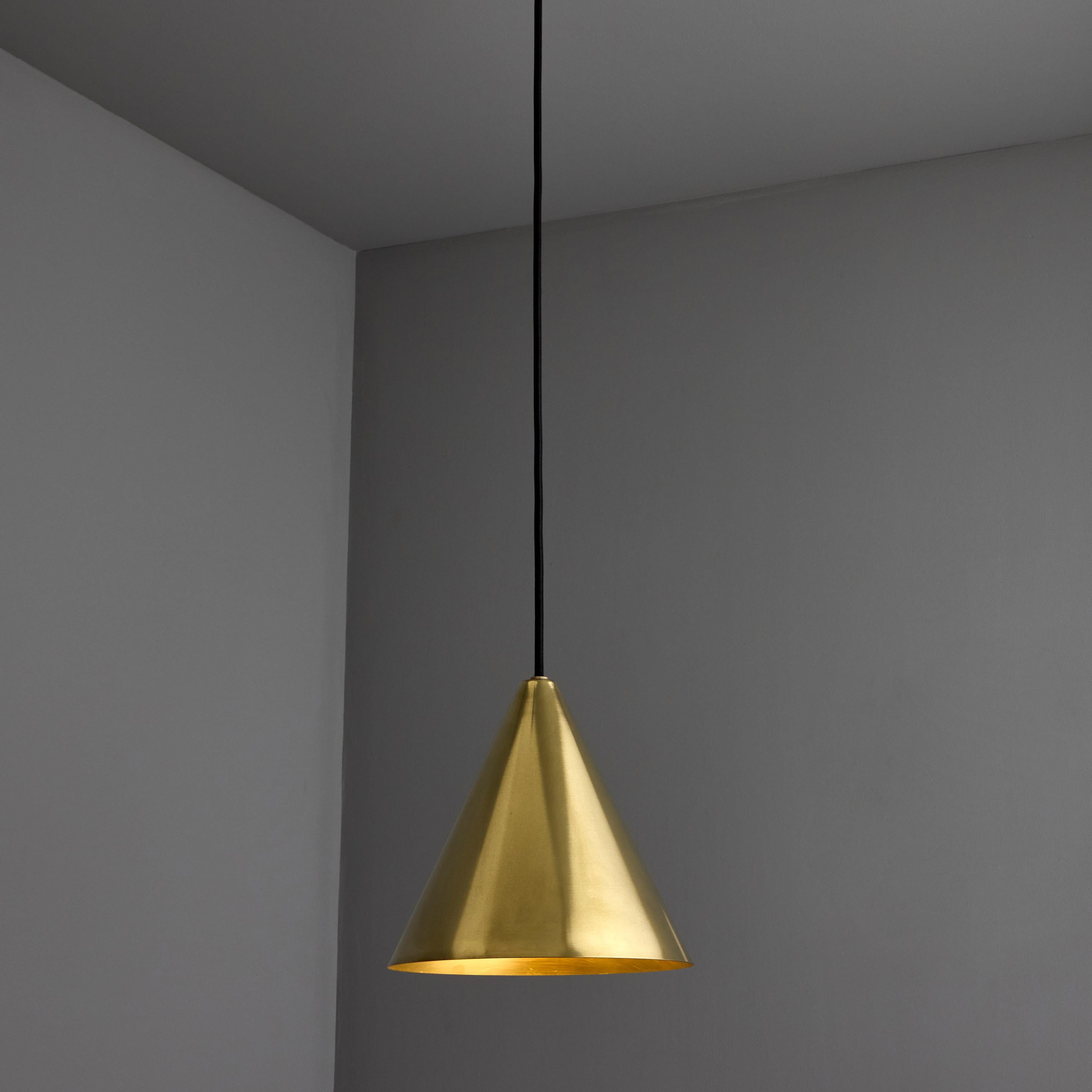 Ciondolo per esterni 'Tratten' di Hans-Agne Jakobsson in ottone lucido

Un'esclusiva riedizione autorizzata made in USA e UL listed del classico design svedese di Jakobsson, realizzata in ottone lucidato a mano con finitura interna brunita. Un