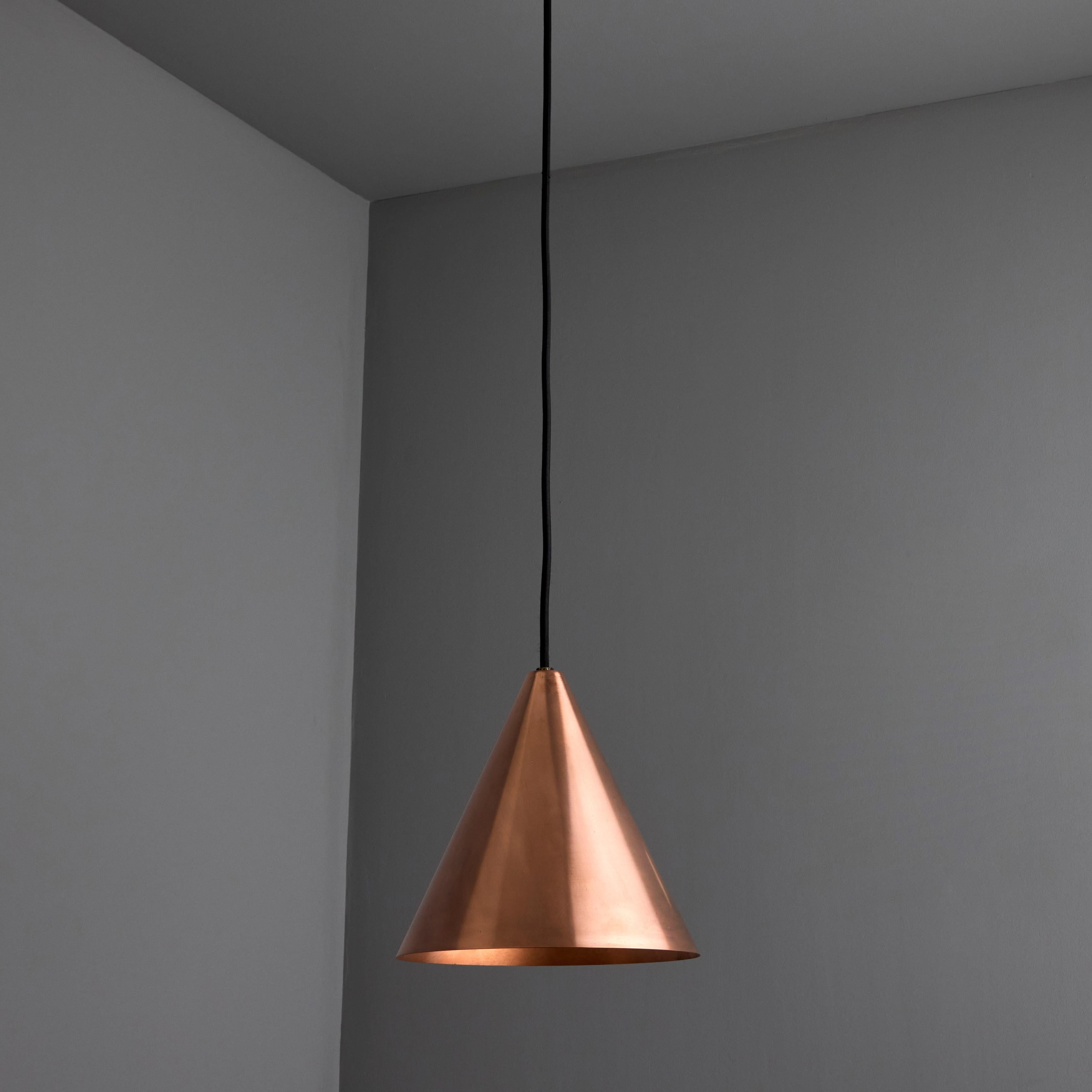 Scandinave moderne Hans-Agne Jakobsson Pendentif d'extérieur Tratten en cuivre poli en vente