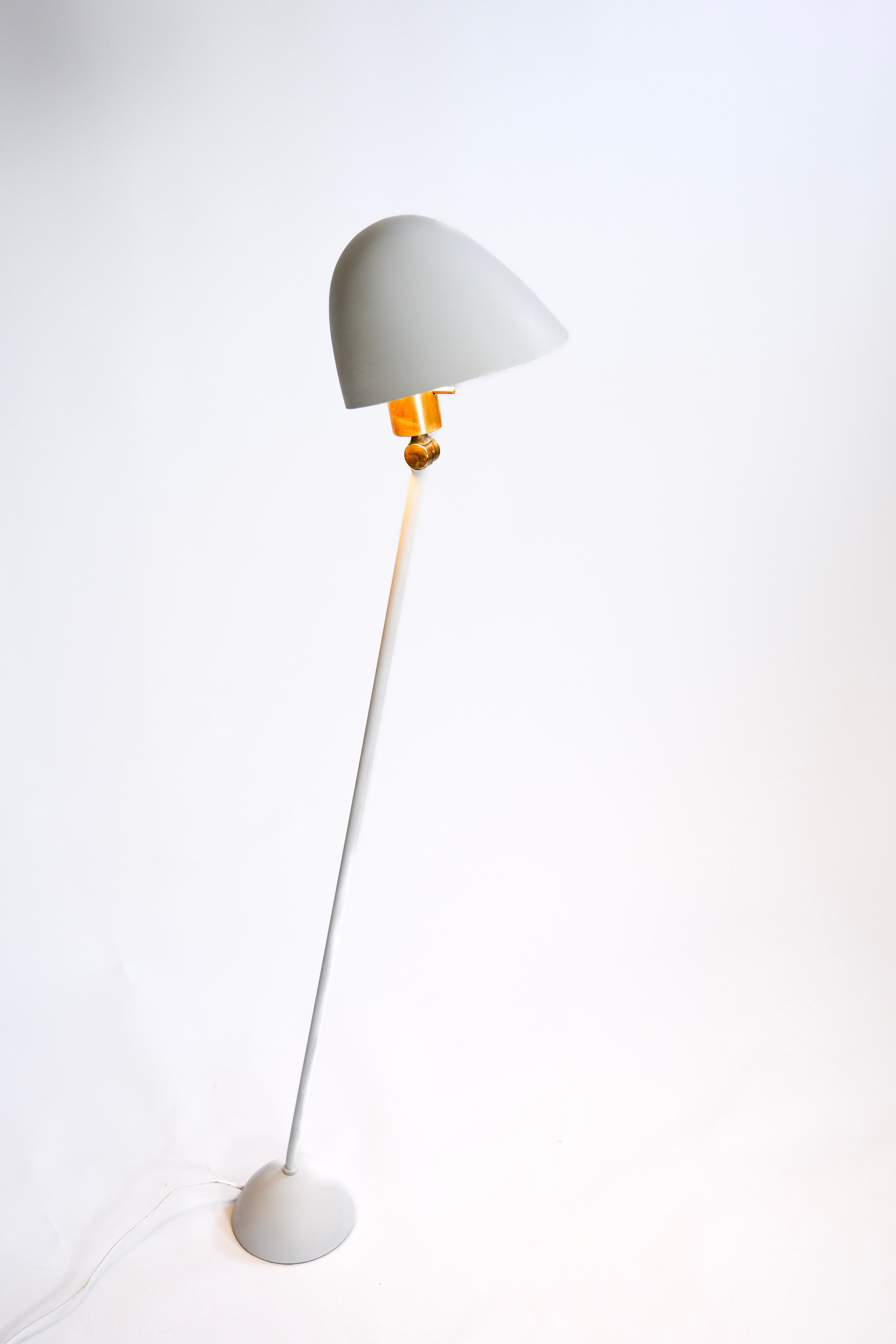Rara lámpara de pie Hans-Agne Jakobsson de aluminio lacado y latón. Sobrecubierta en muy buen estado marcada por el productor Hans-Agne Jakobsson. Este modelo es uno de los más raros y bonitos jamás producidos por Hans-Agne Jakobsson. Es una pieza