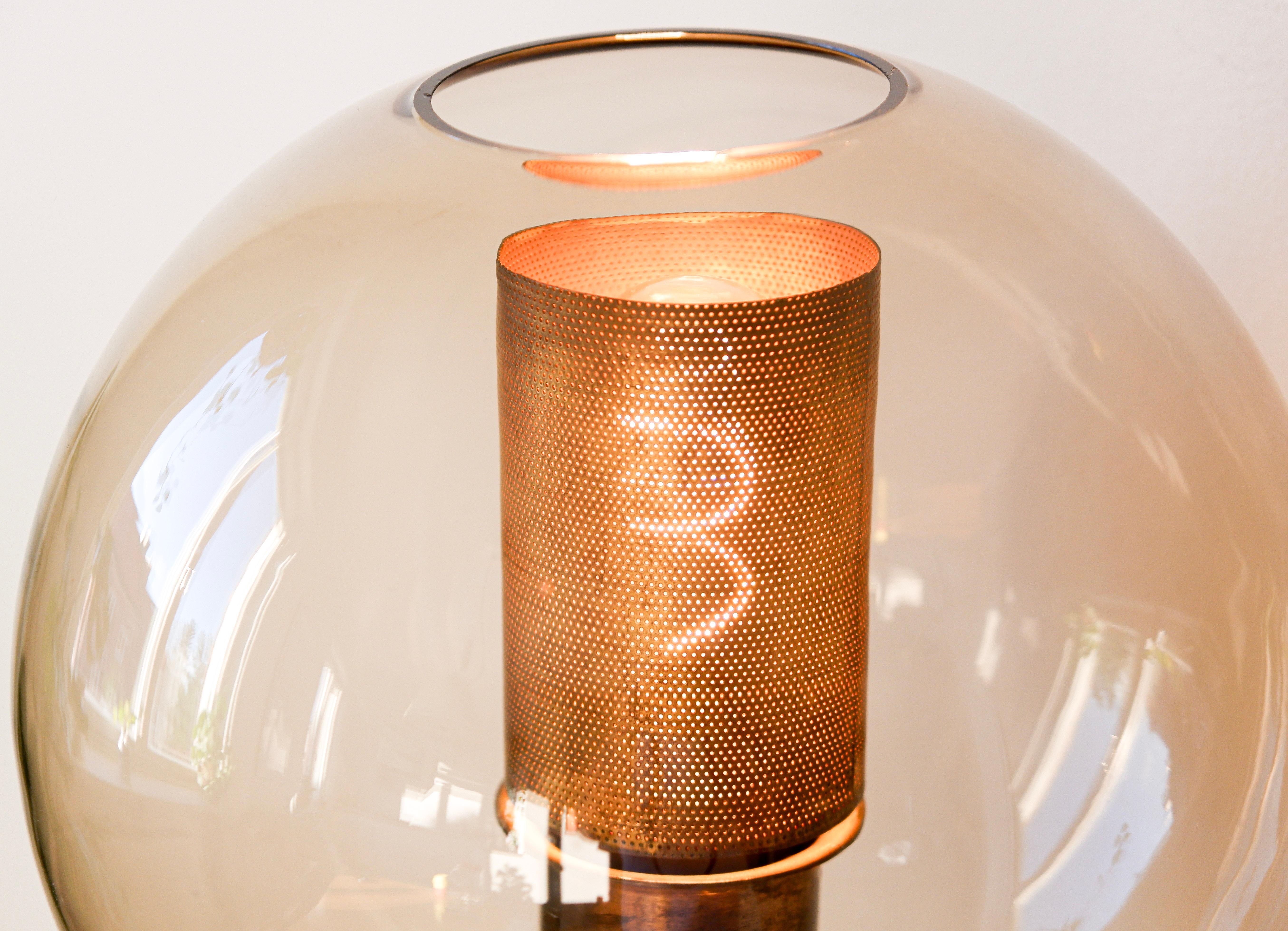 Hans Agne Jakobsson, rare table lamp model V80, ceramic, brass & glass For Sale 3