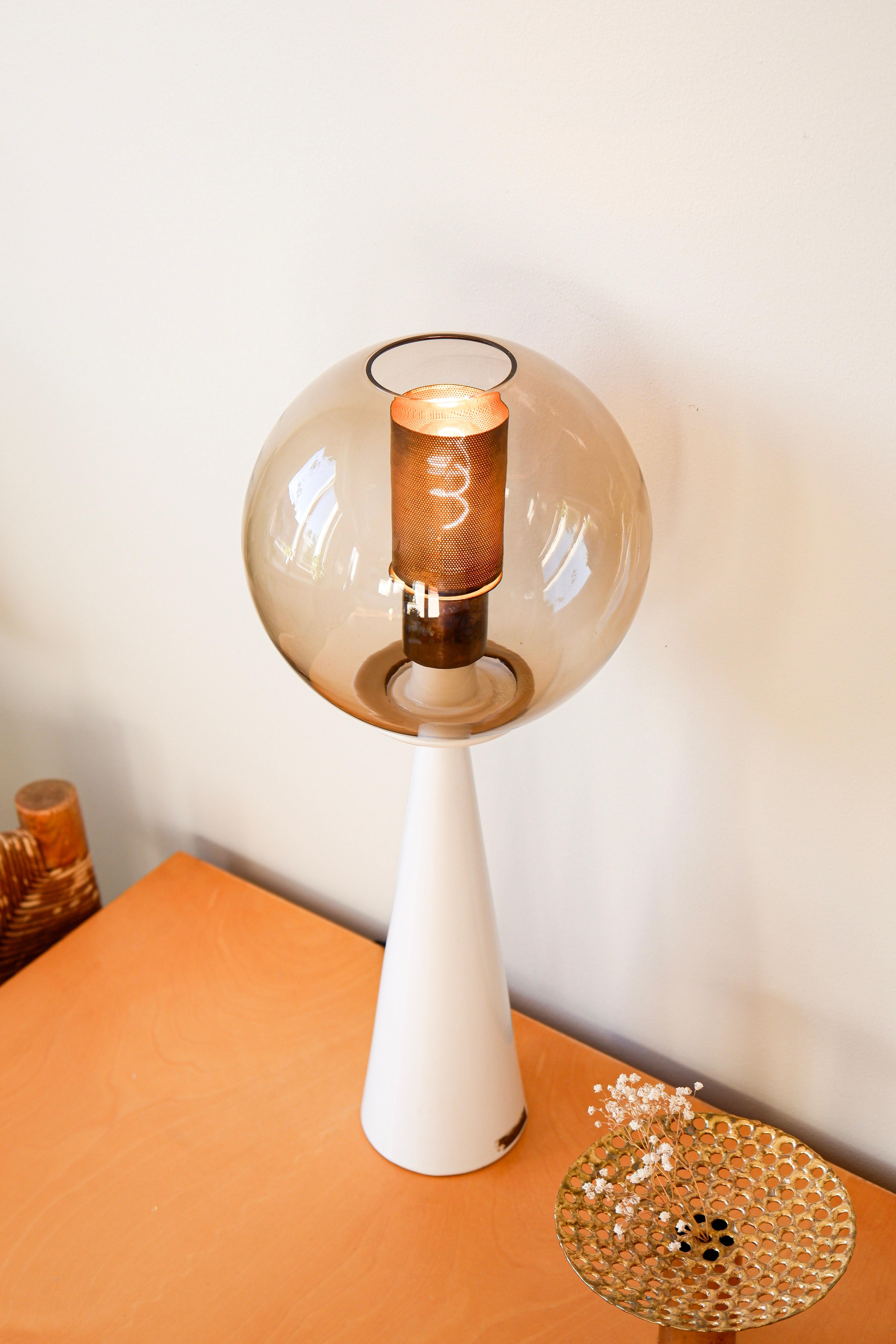 Hans Agne Jakobsson, rare table lamp model V80, ceramic, brass & glass For Sale 4