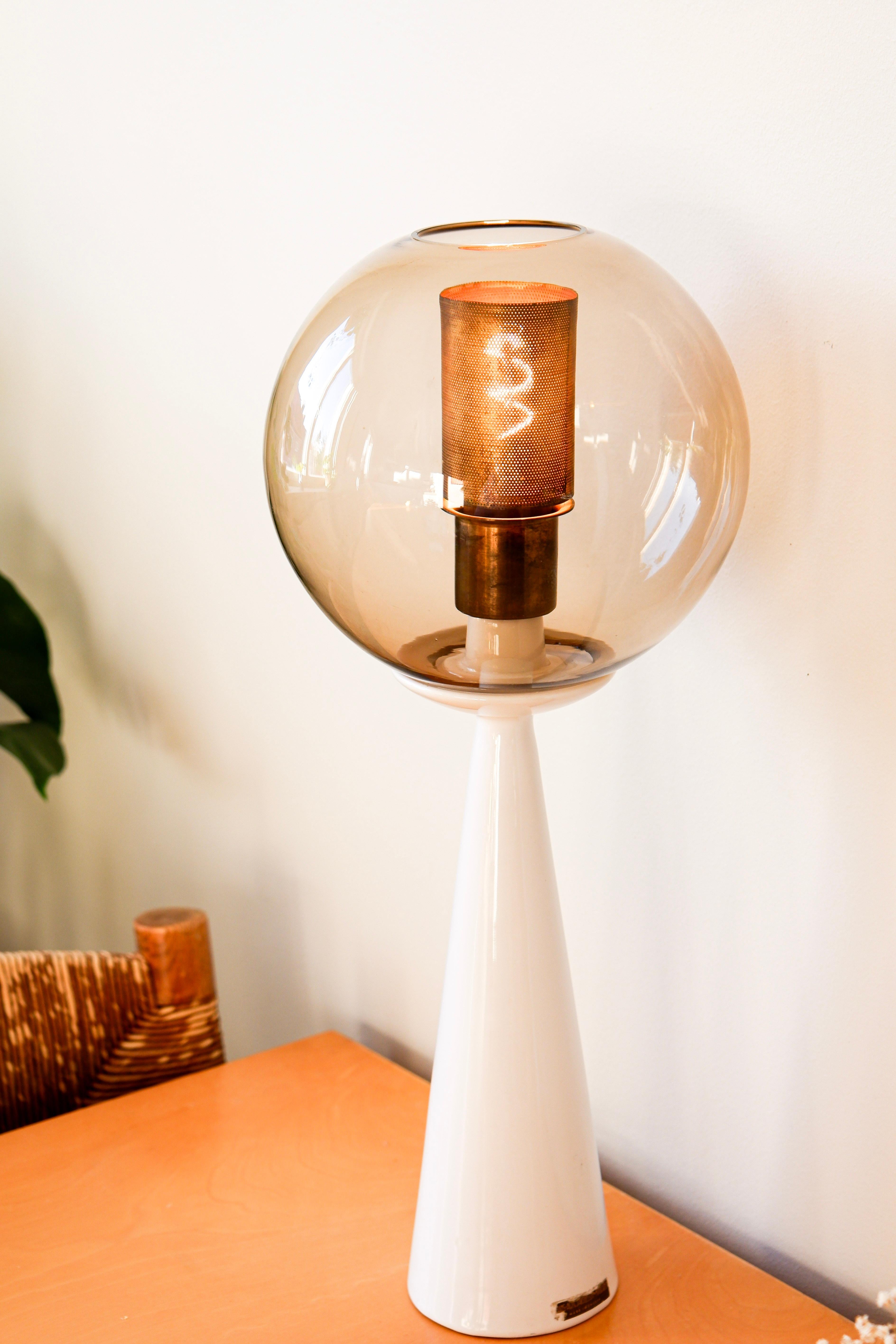 Hans Agne Jakobsson, rare table lamp model V80, ceramic, brass & glass For Sale 5