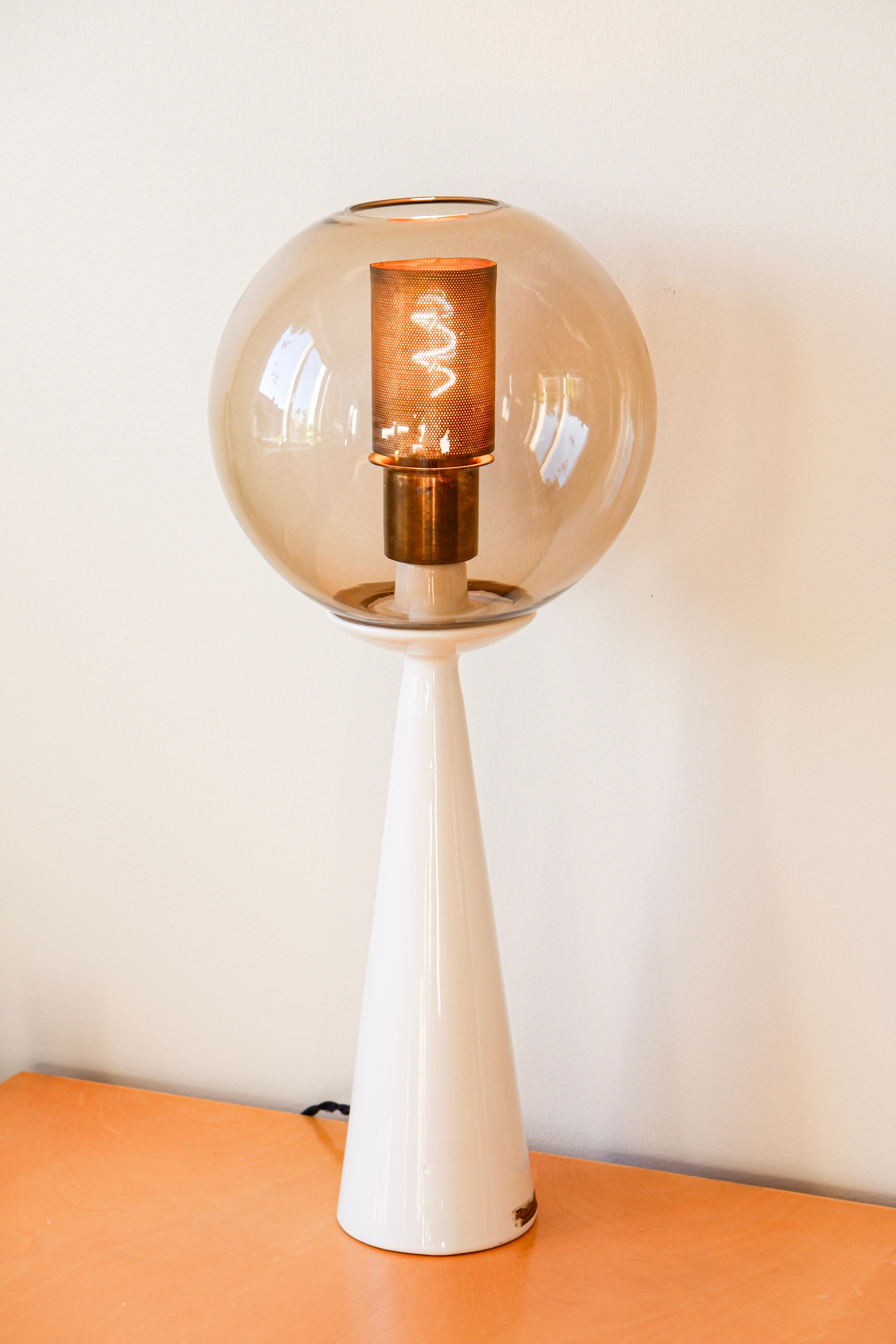 Hans Agne Jakobsson, rare table lamp model V80, ceramic, brass & glass For Sale 6