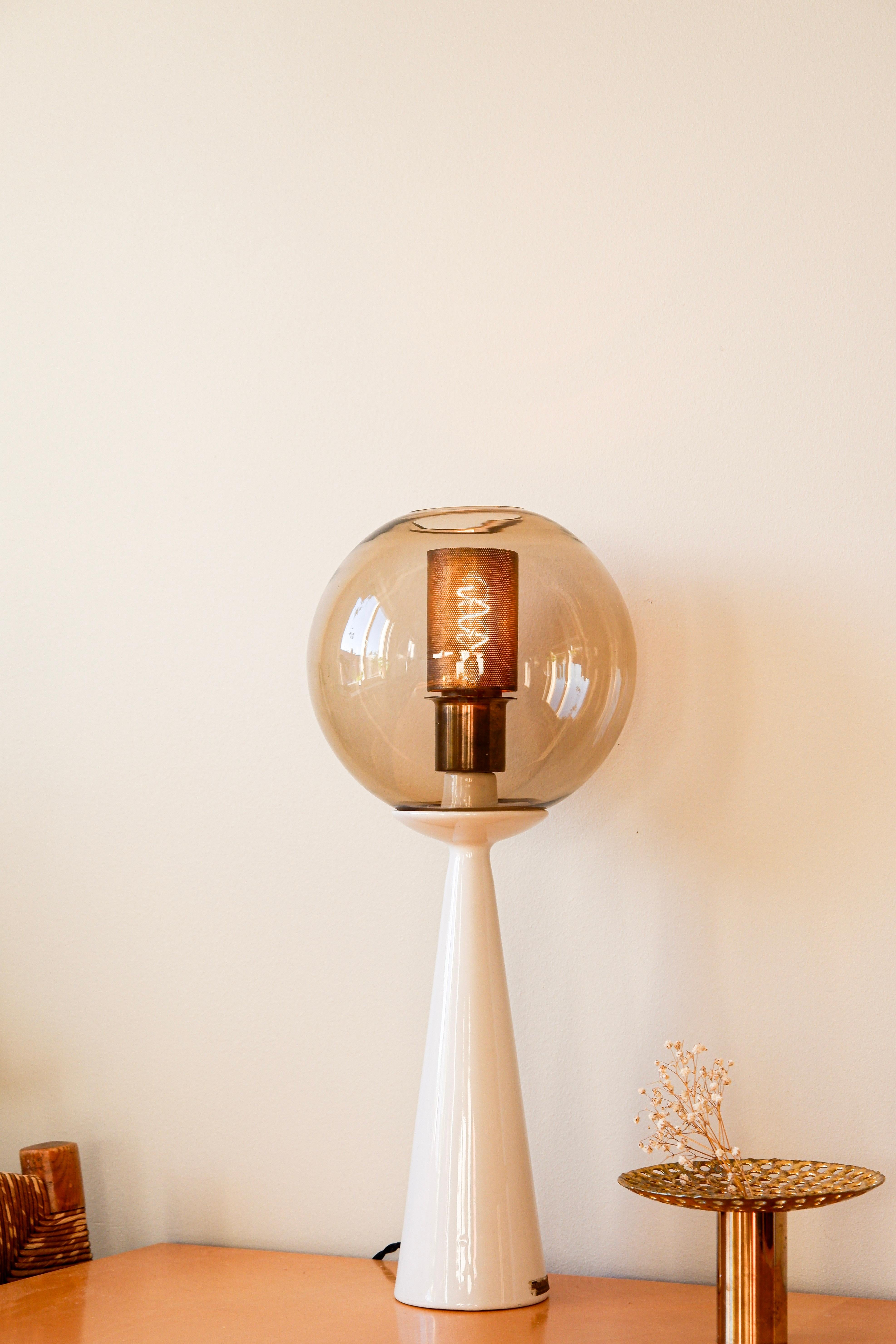 Swedish Hans Agne Jakobsson, rare table lamp model V80, ceramic, brass & glass For Sale