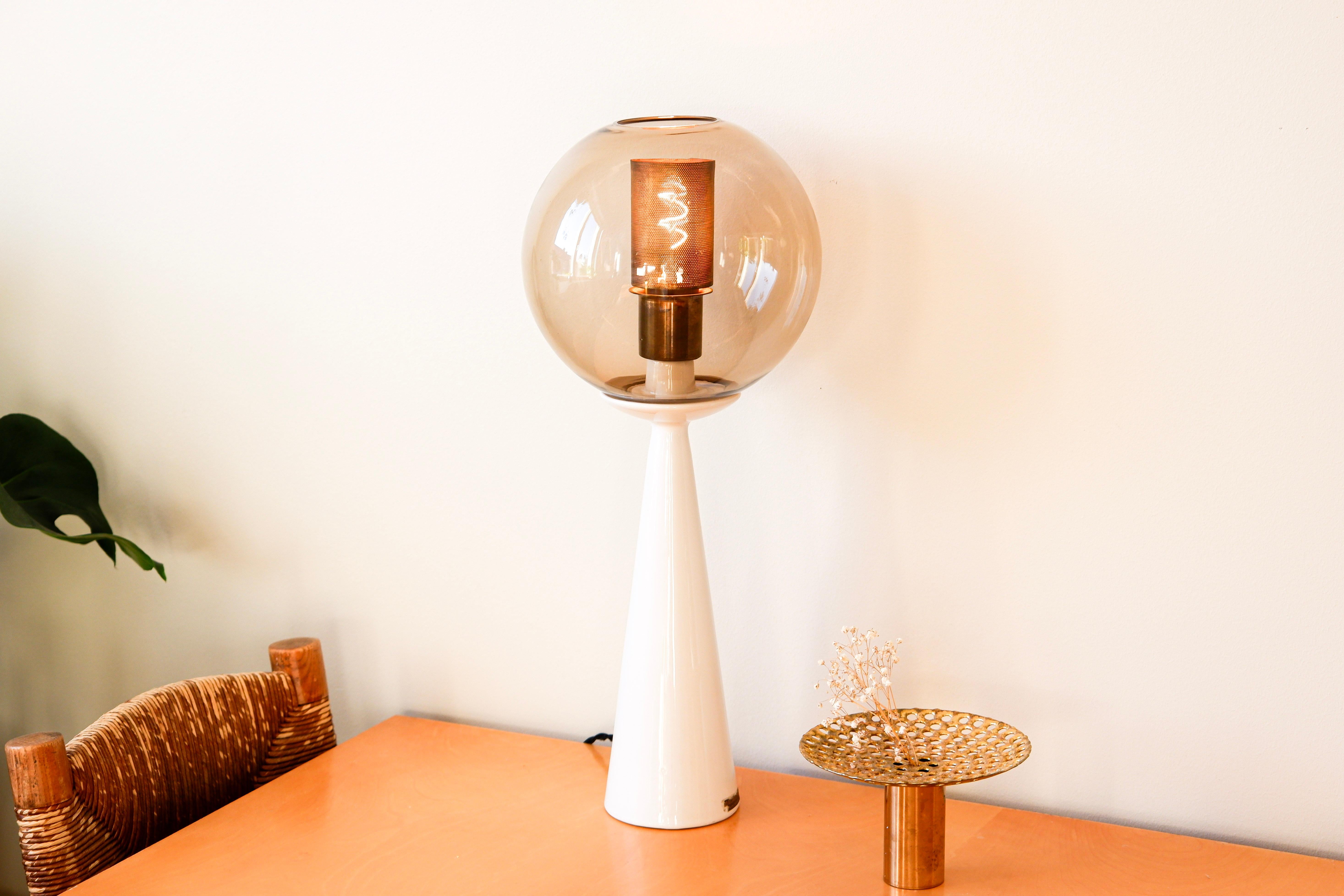 Hans Agne Jakobsson, rare table lamp model V80, ceramic, brass & glass In Fair Condition For Sale In Hägersten-Liljeholmen, Stockholms län