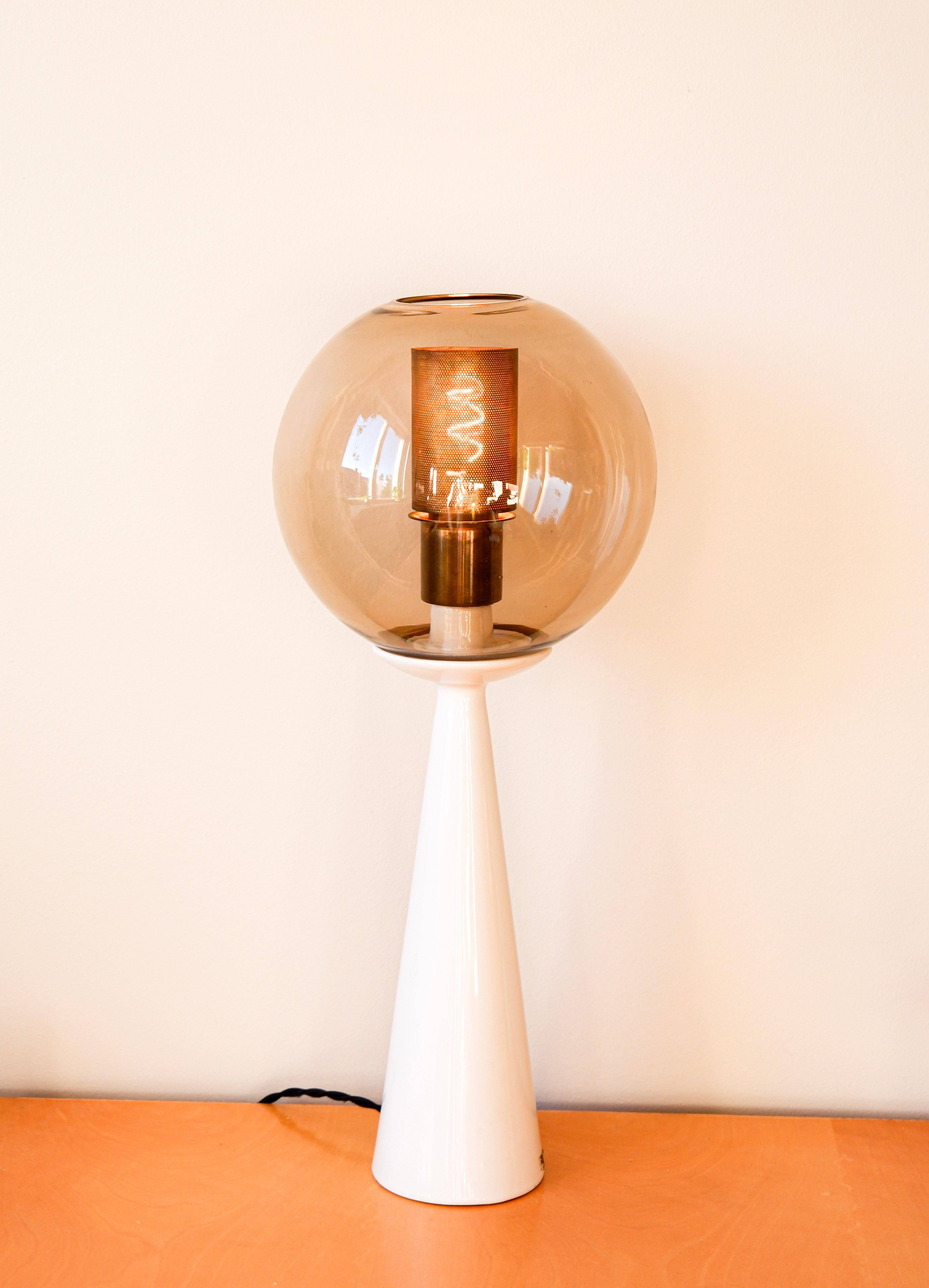 Hans Agne Jakobsson, rare table lamp model V80, ceramic, brass & glass For Sale 1