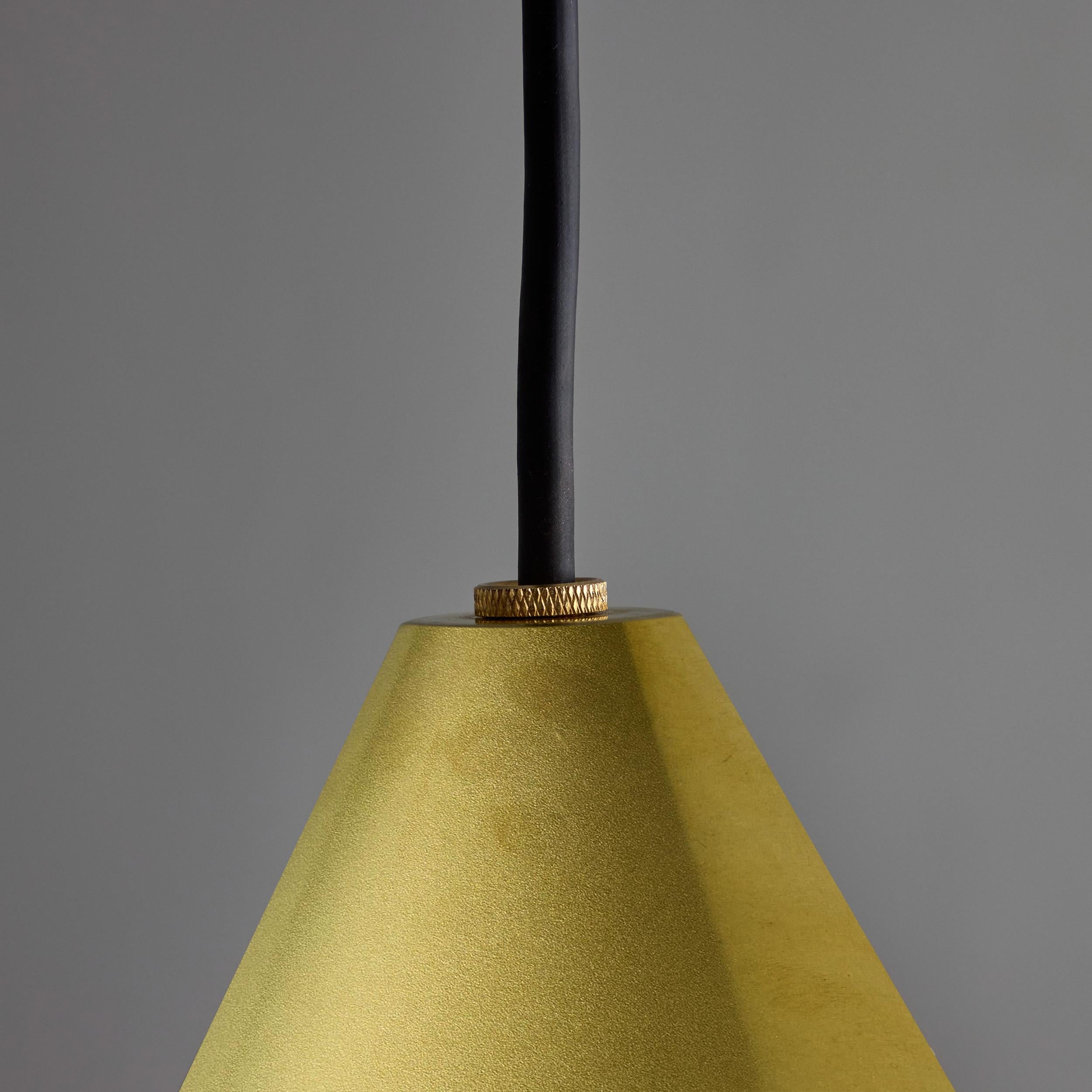Scandinave moderne Hans-Agne Jakobsson Pendentif d'extérieur Mini-Tratten en laiton brut en vente