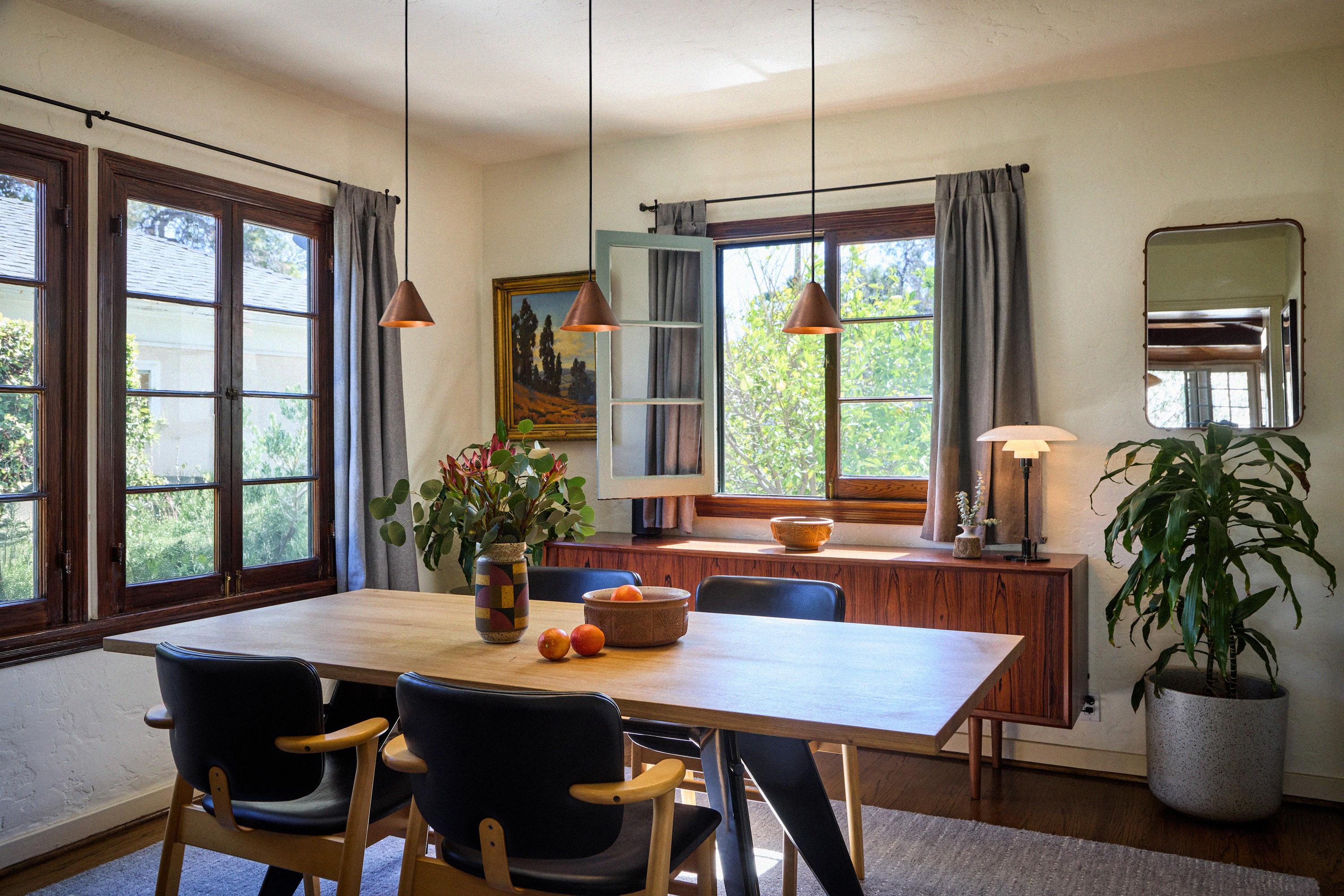 Ciondolo 'Tratten' in rame grezzo di Hans-Agne Jakobsson.

Un'esclusiva riedizione autorizzata made in U.S.A. e UL listed del classico design svedese di Jakobsson, realizzato in rame grezzo non laccato con finitura interna brunita. Un design