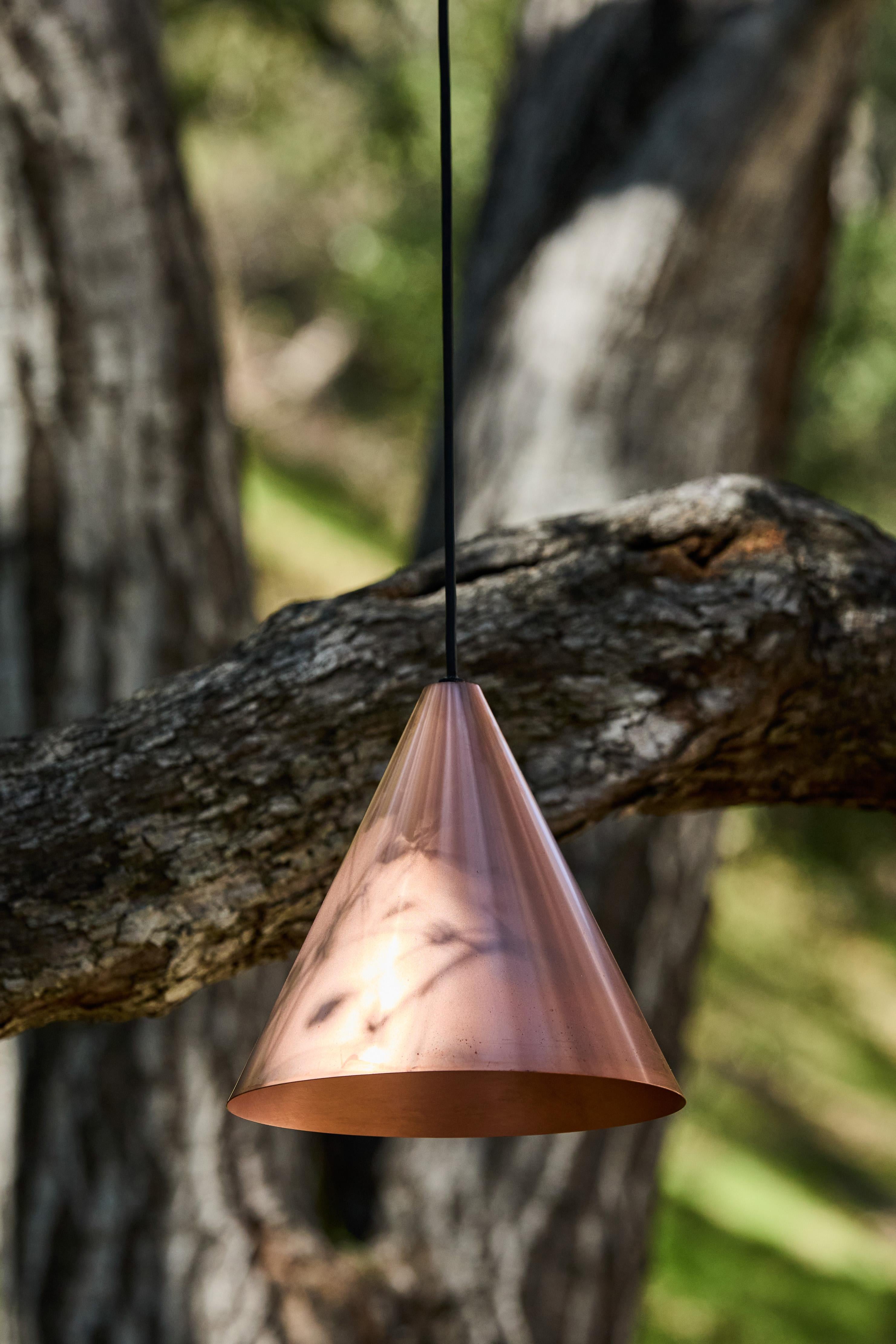Ciondolo per esterni 'Tratten' in rame grezzo di Hans-Agne Jakobsson.

Un'esclusiva riedizione autorizzata made in U.S.A. e UL listed del classico design svedese di Jakobsson, realizzato in rame grezzo non laccato con una finitura interna brunita.