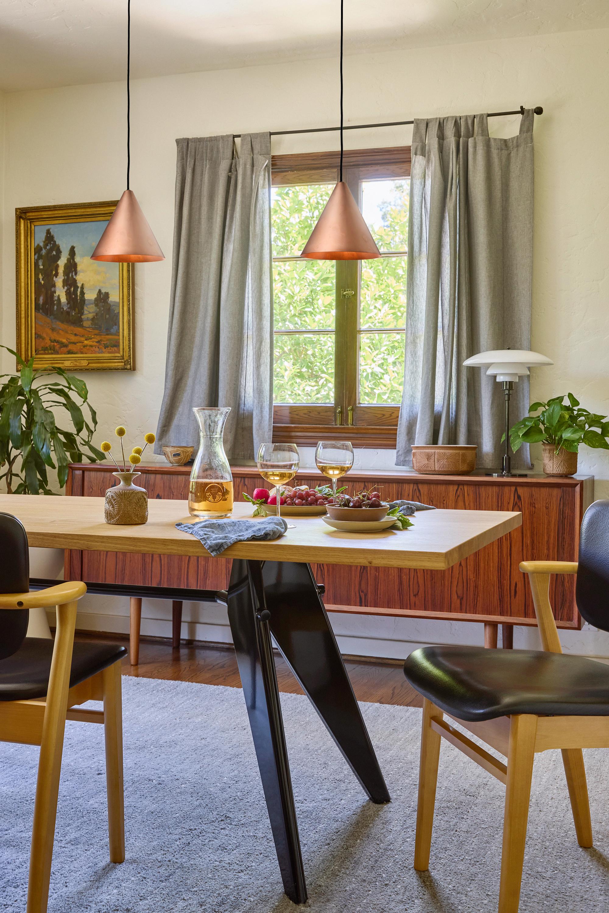 Ciondolo 'Tratten' in rame grezzo di Hans-Agne Jakobsson.

Un'esclusiva riedizione autorizzata made in U.S.A. e UL listed del classico design svedese di Jakobsson, realizzato in rame grezzo non laccato con finitura interna brunita. Un design