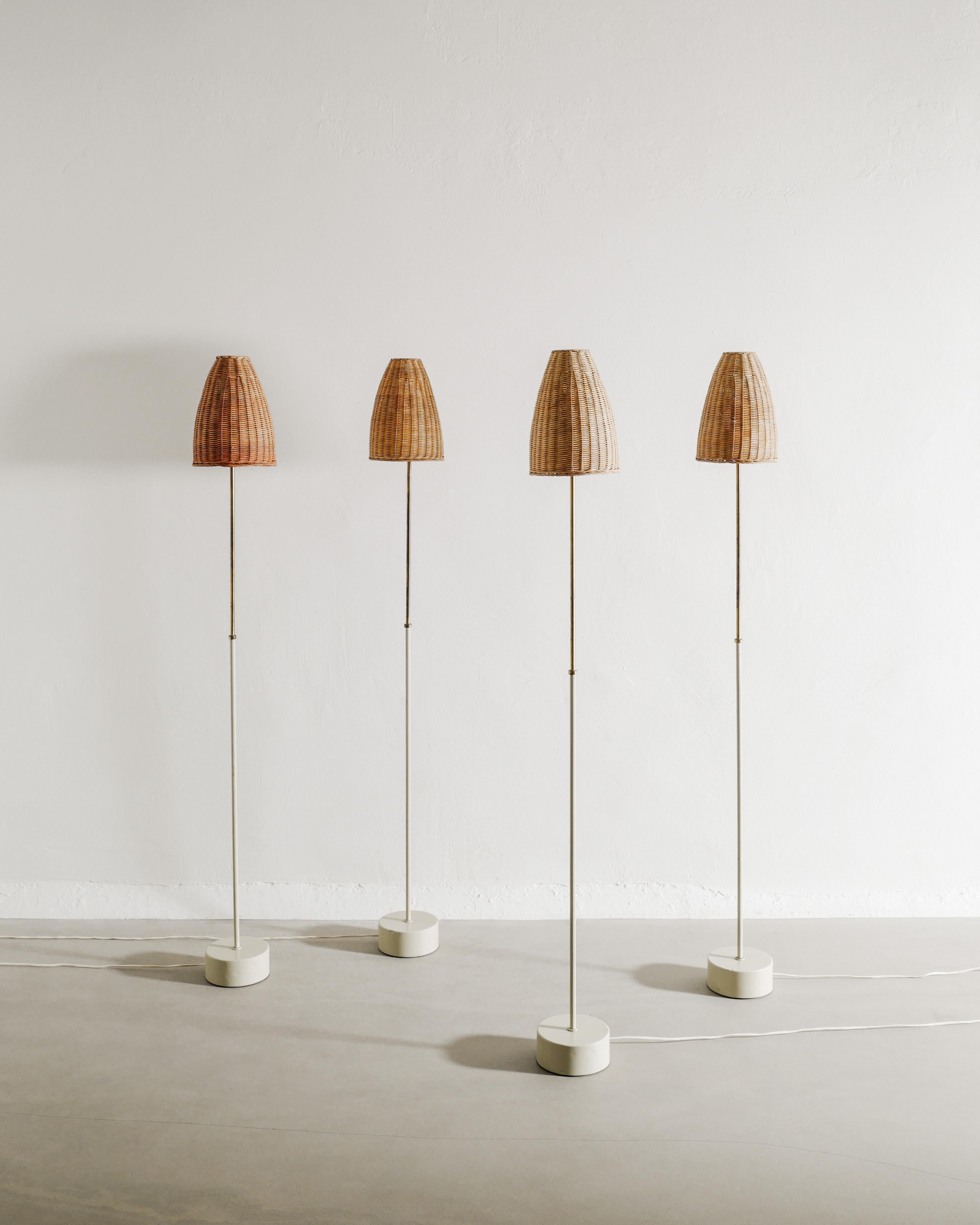 Un rarissimo set di quattro lampade da terra svedesi della metà del secolo scorso di Hans-Agne Jakobsson in metallo laccato grigio chiaro e paralumi scultorei in canna, prodotte dalla sua stessa azienda in Svezia intorno agli anni '50. In buone