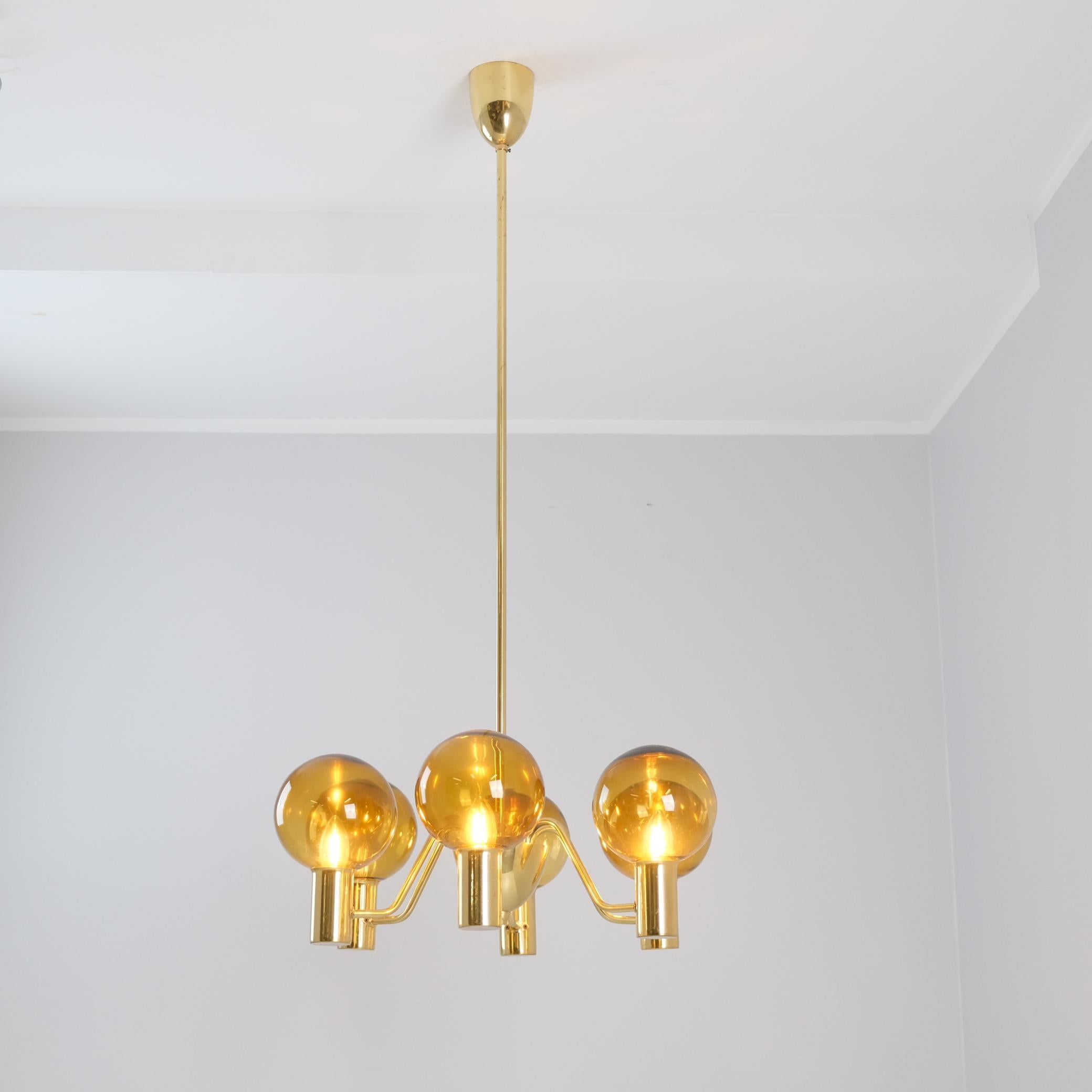 Hans-Agne Jakobsson Scandinavian Modern Brass Chandelier T372/6, AB Markaryd Escandinavo moderno en venta