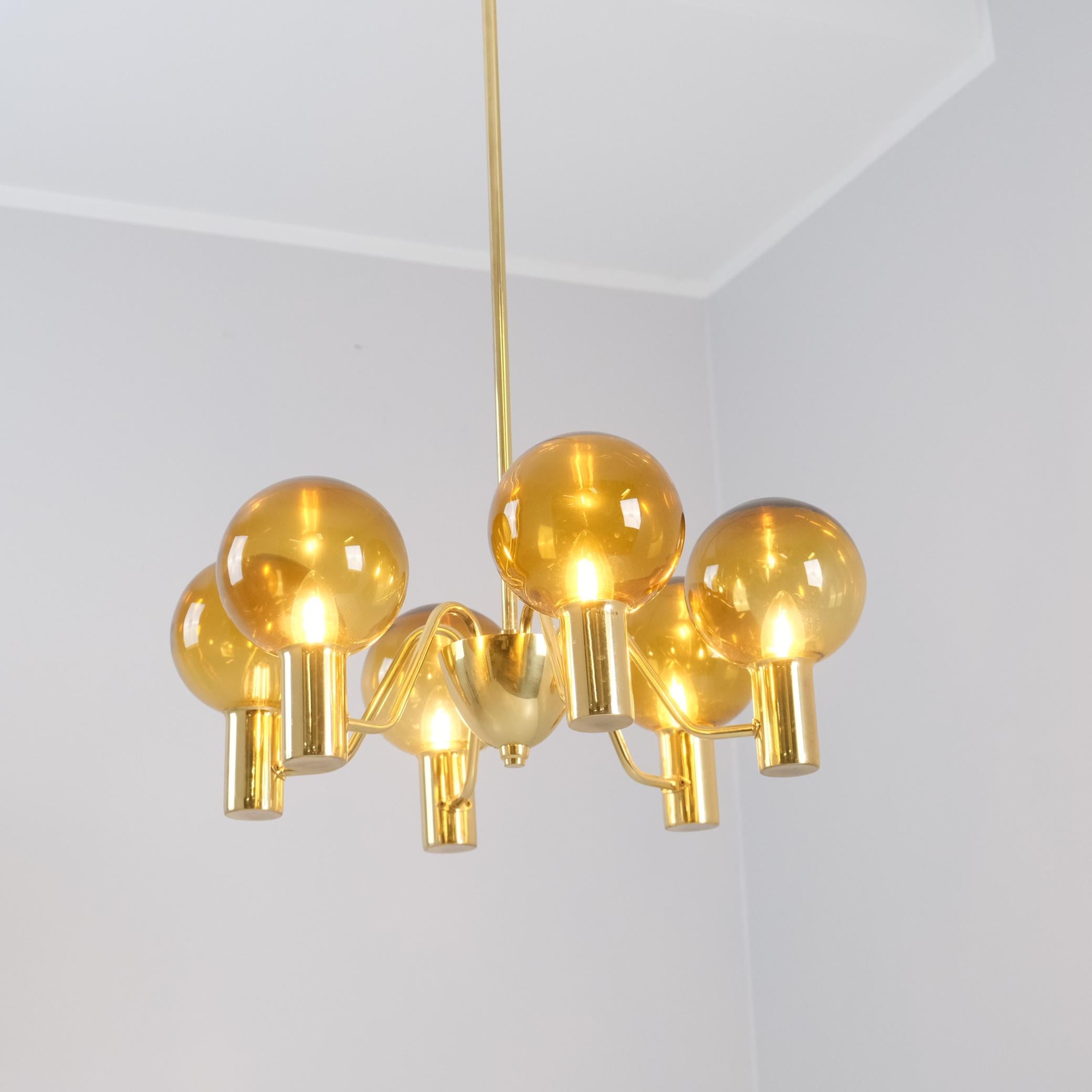 Hans-Agne Jakobsson Scandinavian Modern Brass Chandelier T372/6, AB Markaryd Sueco en venta