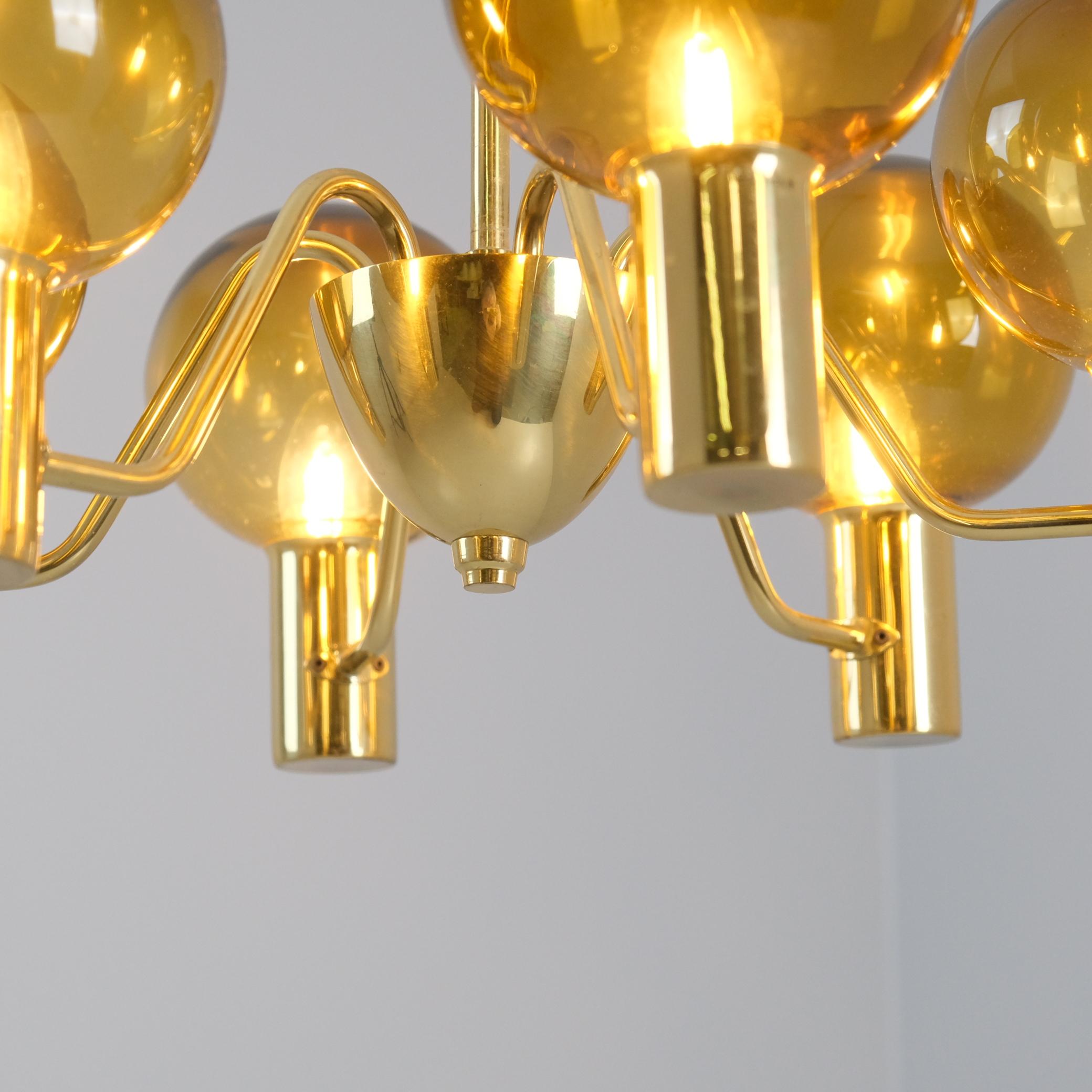 Hans-Agne Jakobsson Scandinavian Modern Brass Chandelier T372/6, AB Markaryd en Bueno estado para la venta en Helsinki, FI