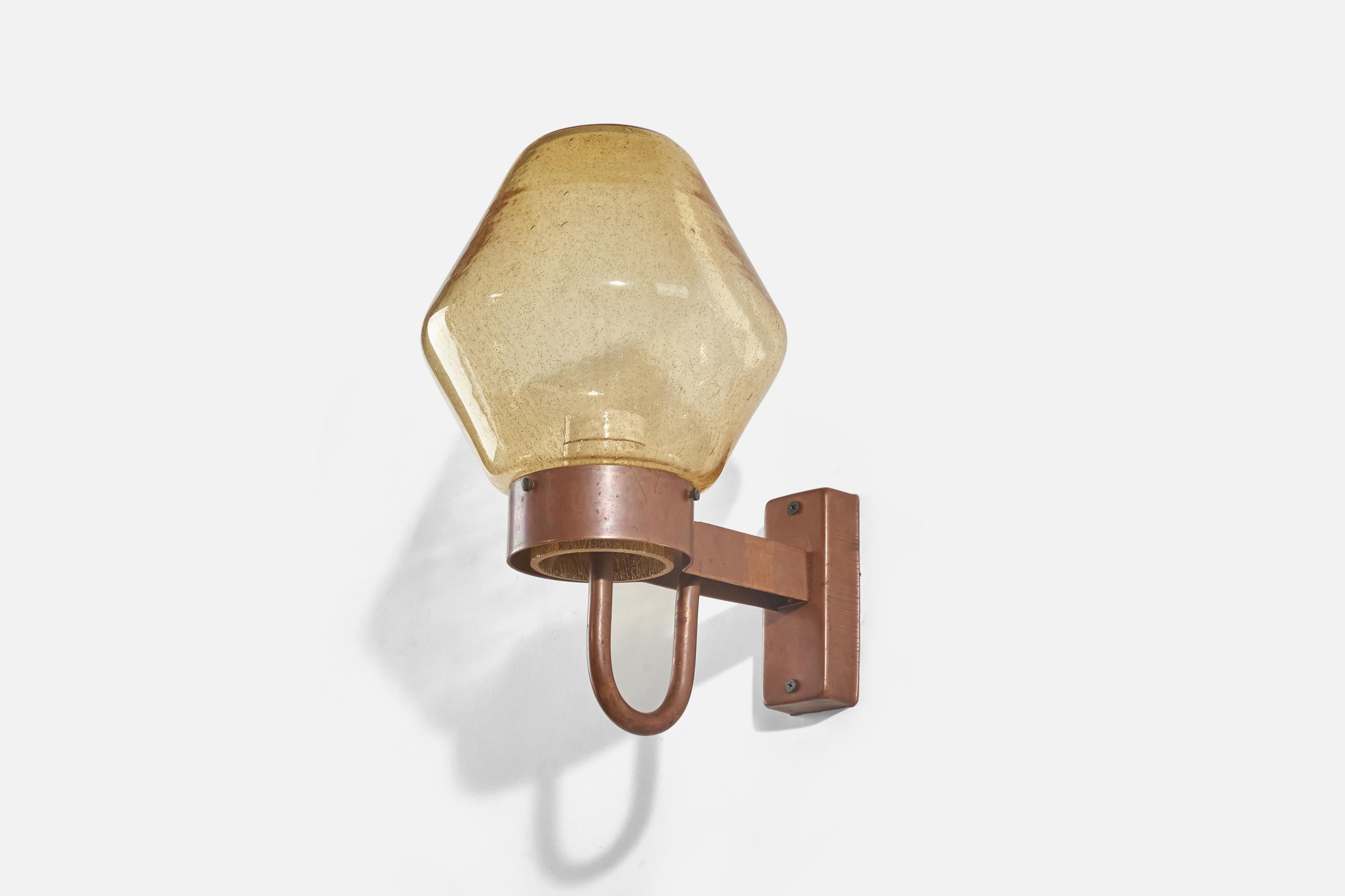 A copper and yellow glass sconce / wall light designed and produced by Hans-Agne Jakobsson, Sweden. c. 1960s.

Socket takes standard E-26 medium base bulb.

Dimensions of back plate (inches) : 5 x 2.06 x 1.12 (height x width x depth)

There is